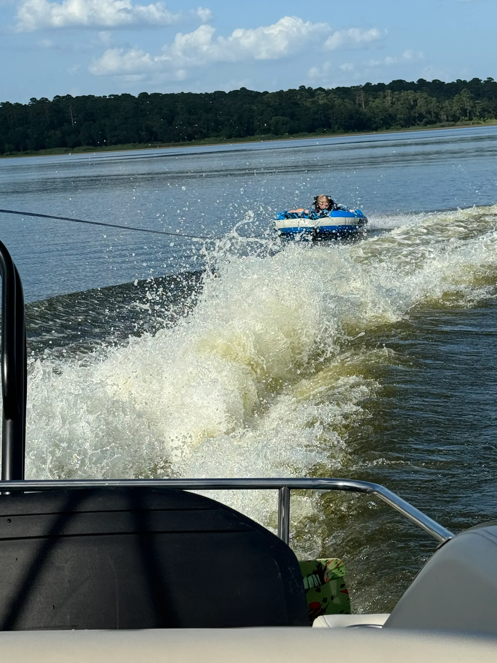 28ft Luxury Tri-Toon w/ Captain | Lake Conroe