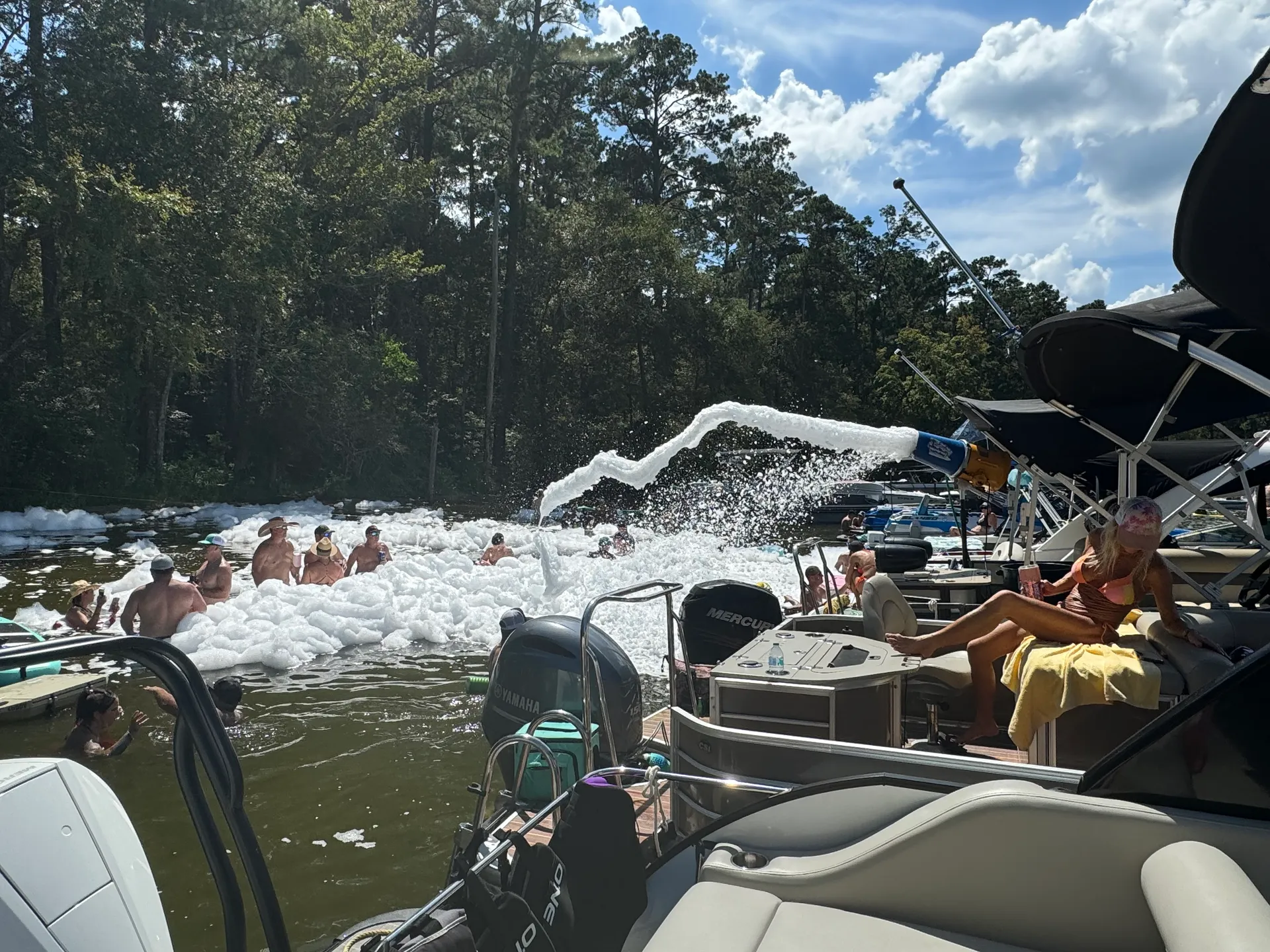 28ft Luxury Tri-Toon w/ Captain | Lake Conroe