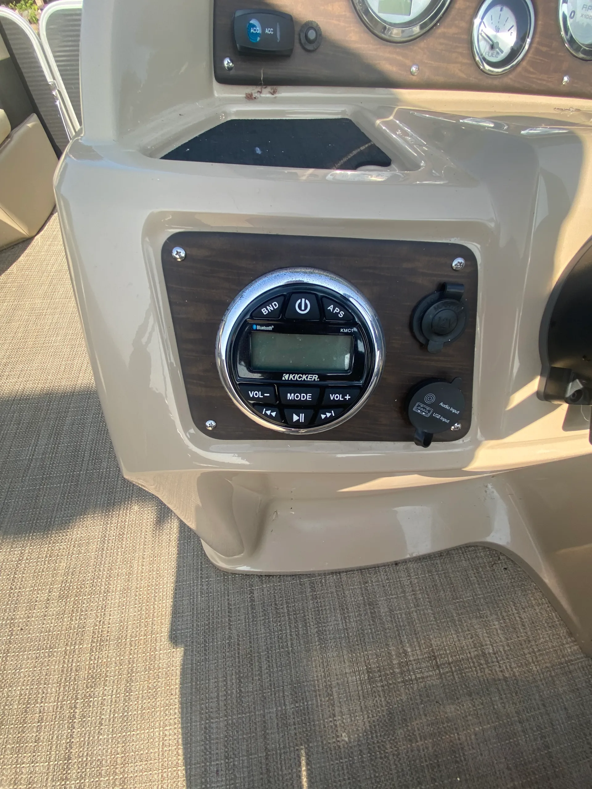 MANITOU PONTOON 20 AURORA STANDARD in Gladwin, MI — photo 5