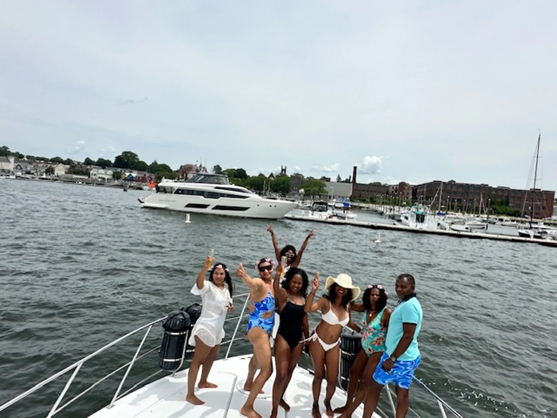 Carver Yachts 396 Motor Yacht in East Greenwich, RI — photo 3