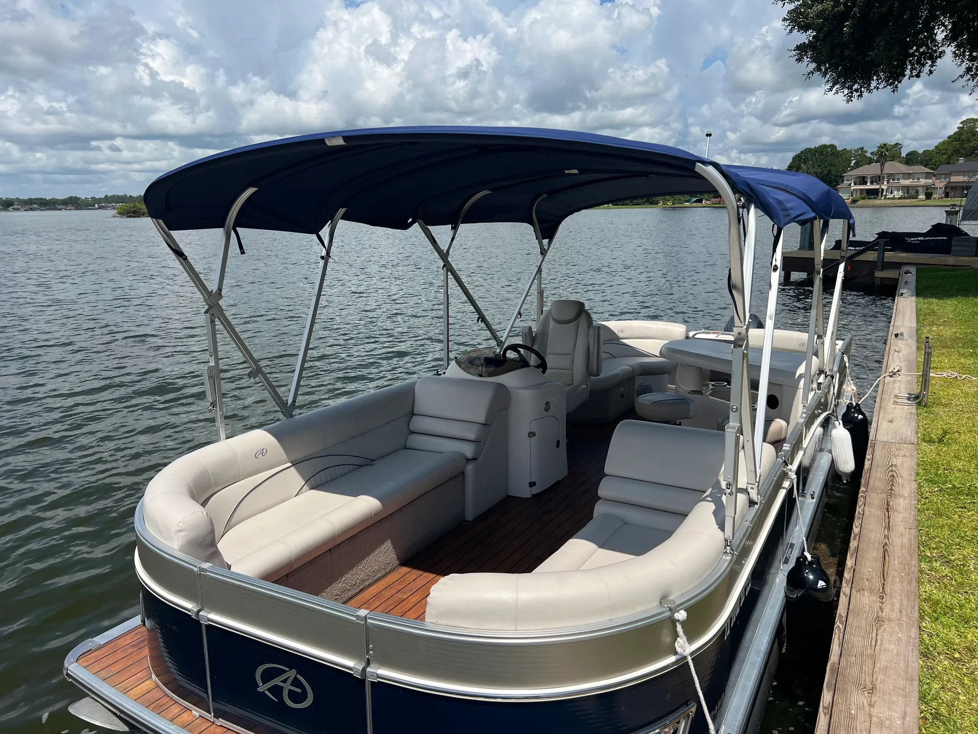 Luxury Avalon 25  ’Tri-Toon  Entertainer W/ 150HP &amp; Bistro Bar