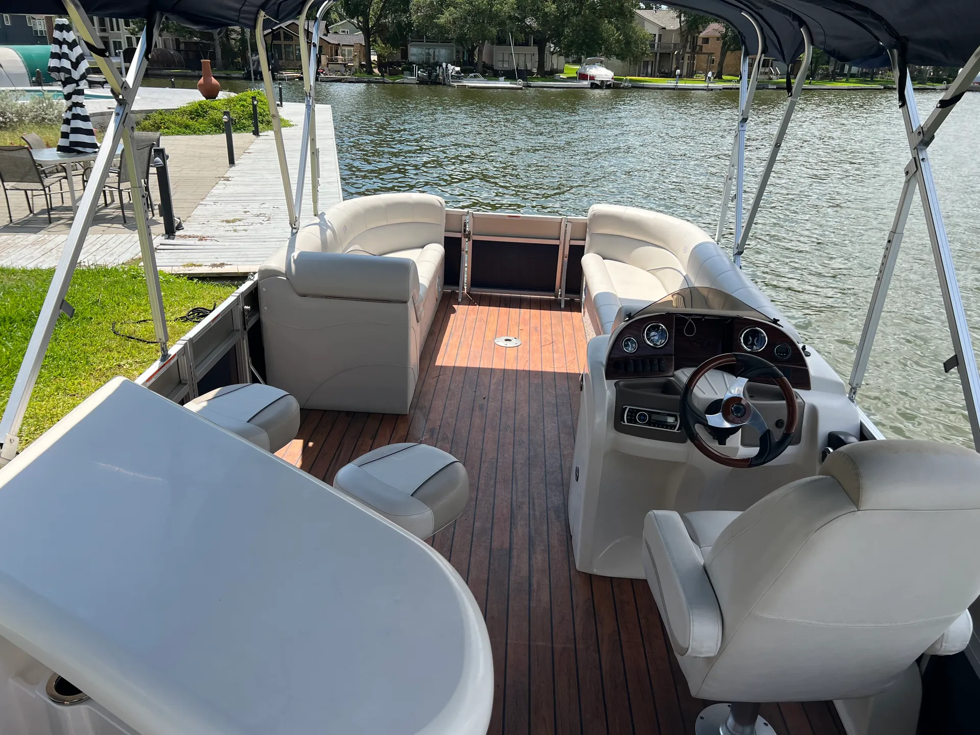 Luxury Avalon 25  ’Tri-Toon  Entertainer W/ 150HP &amp; Bistro Bar