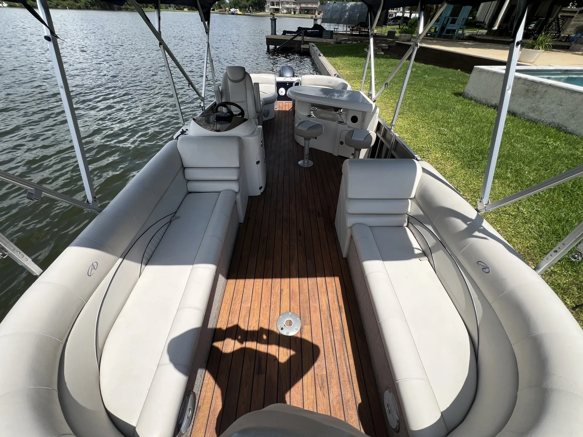 Luxury Avalon 25  ’Tri-Toon  Entertainer W/ 150HP &amp; Bistro Bar