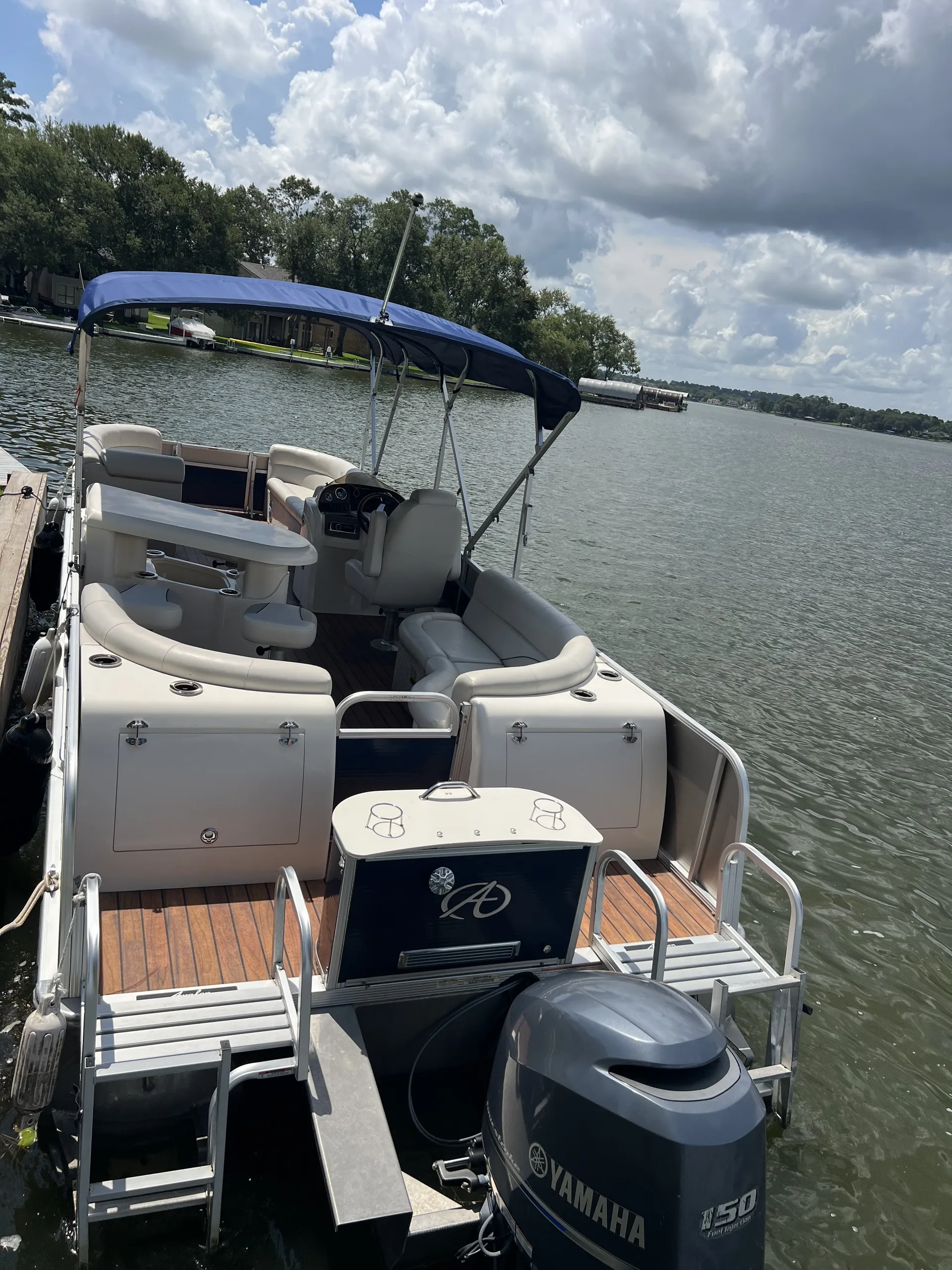 Luxury Avalon 25  ’Tri-Toon  Entertainer W/ 150HP &amp; Bistro Bar