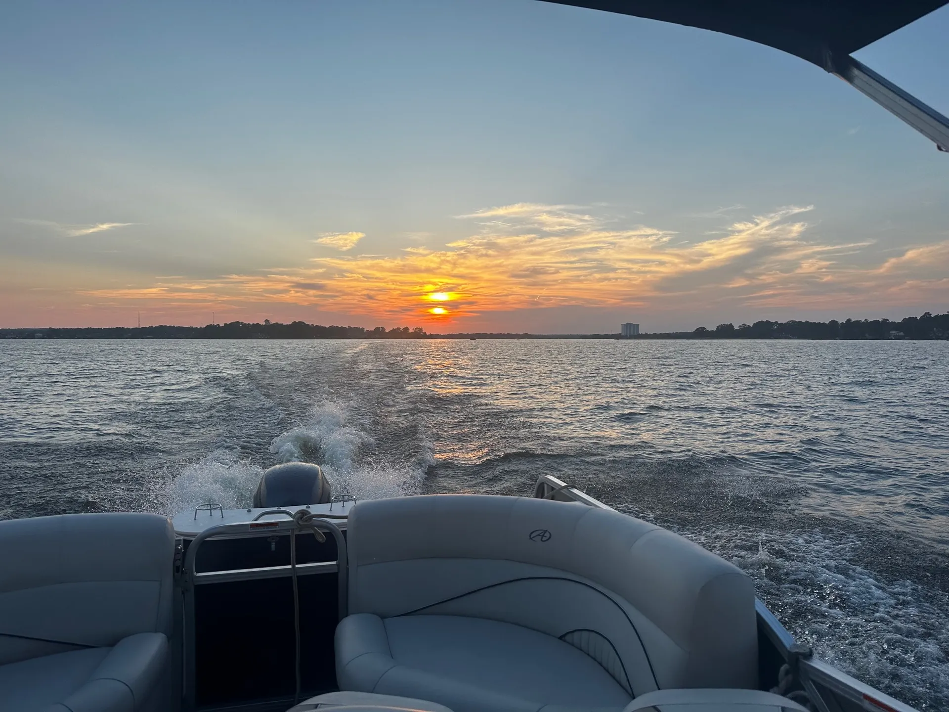 Luxury Avalon 25  ’Tri-Toon  Entertainer W/ 150HP &amp; Bistro Bar