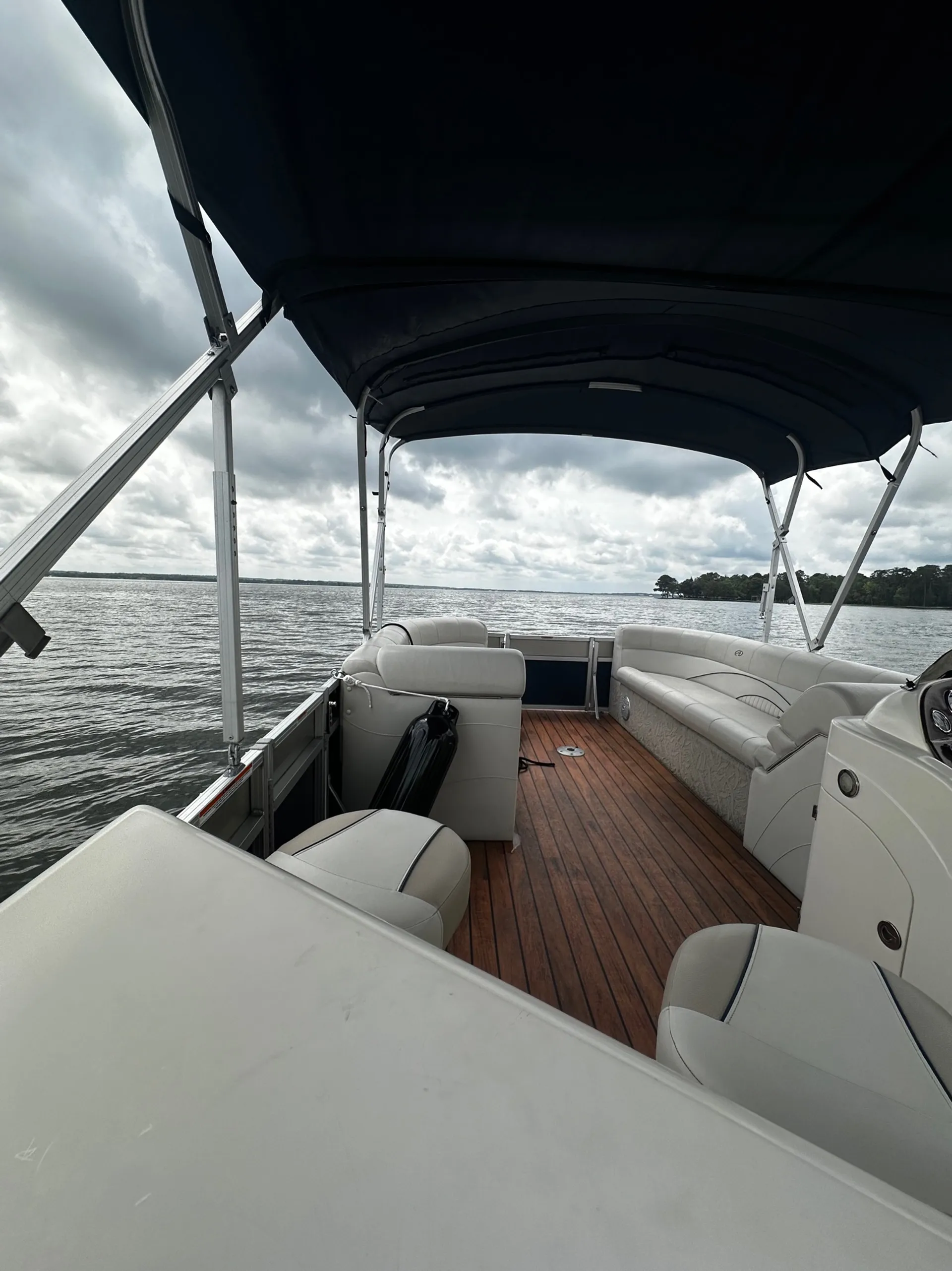 Luxury Avalon 25  ’Tri-Toon  Entertainer W/ 150HP &amp; Bistro Bar