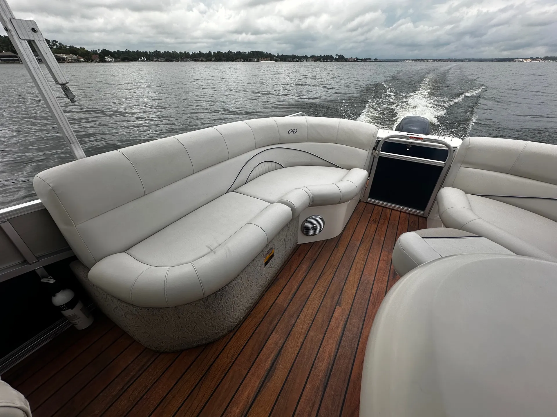 Luxury Avalon 25  ’Tri-Toon  Entertainer W/ 150HP &amp; Bistro Bar