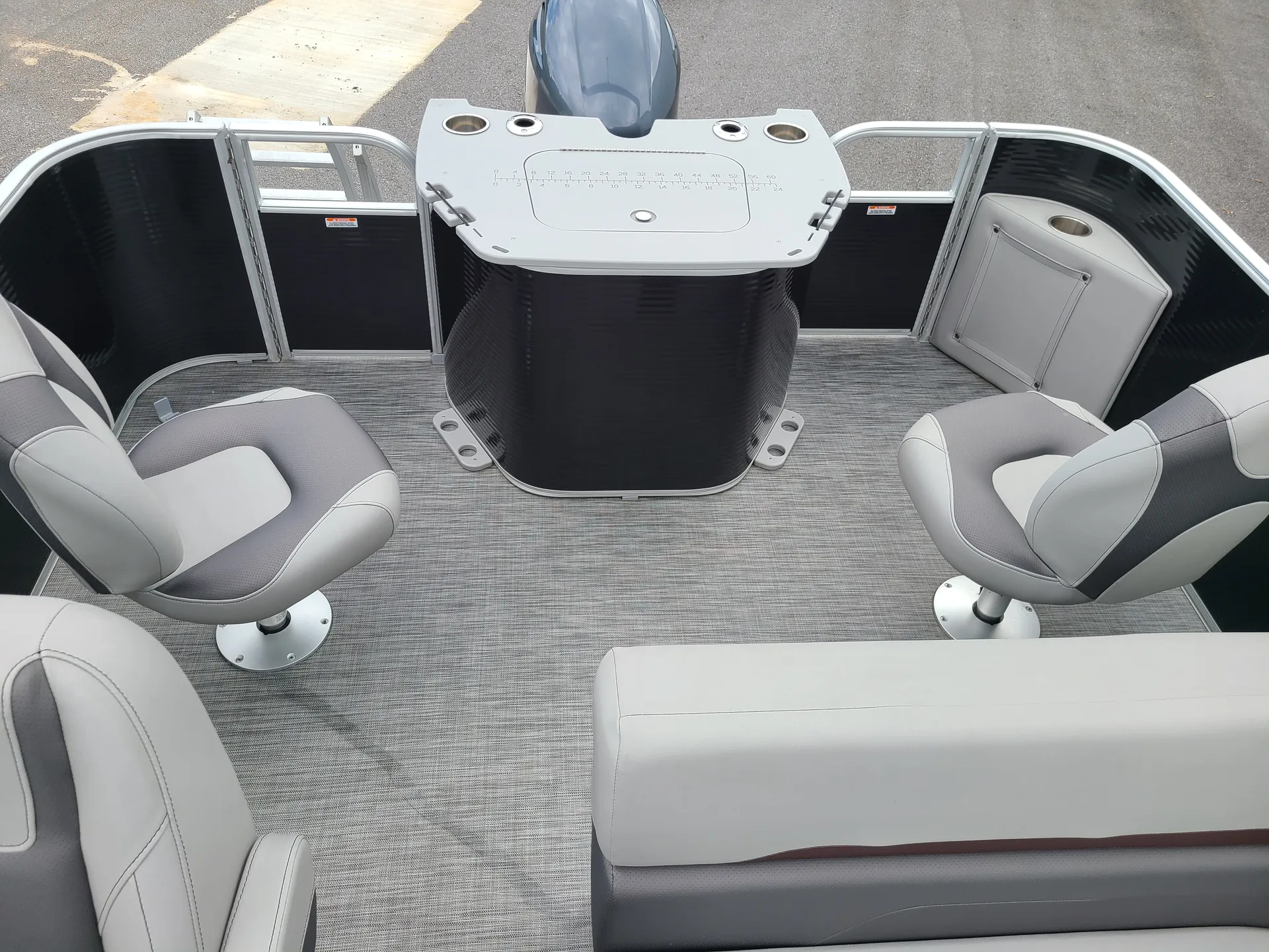 21' Bennington Pontoon for Fishing, Water Sports & Relaxation