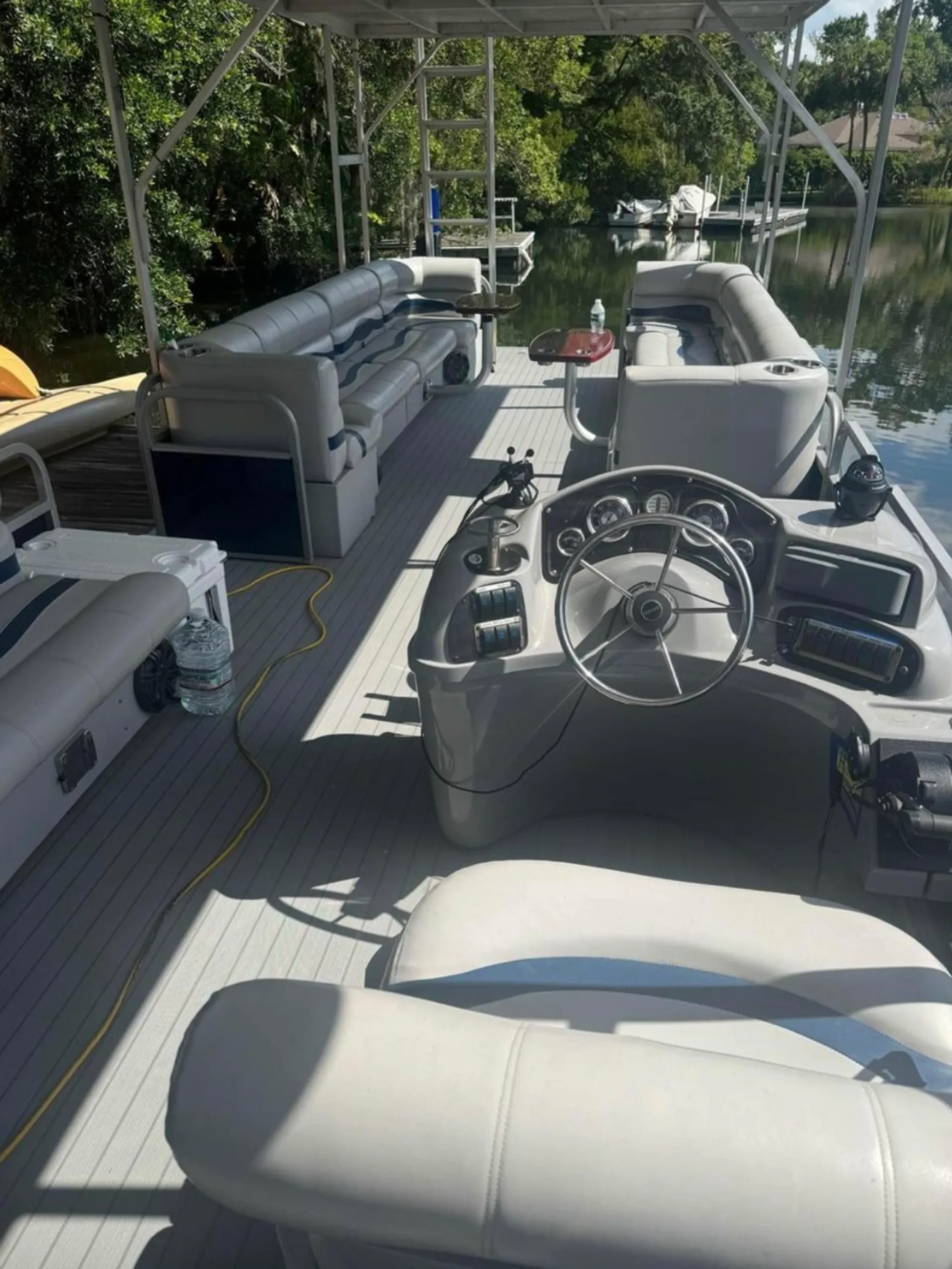 Floating paradise! Rent our 30ft Tritoon 