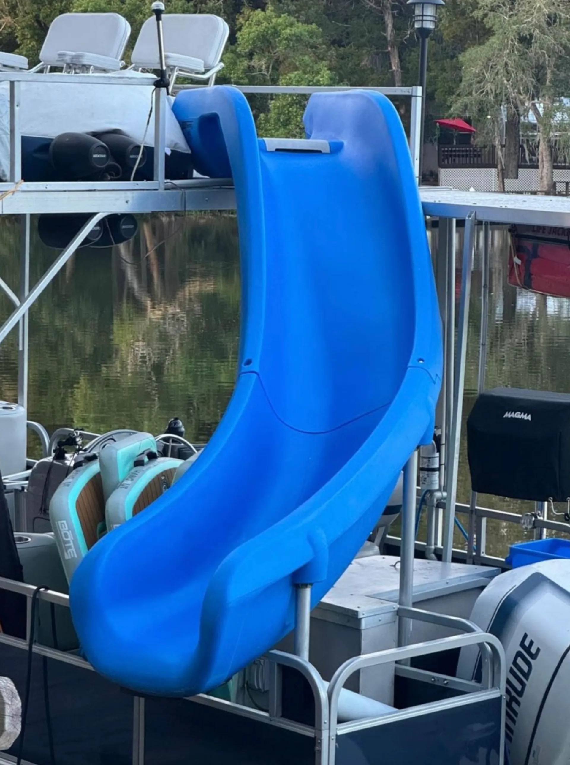 Floating paradise! Rent our 30ft Tritoon 