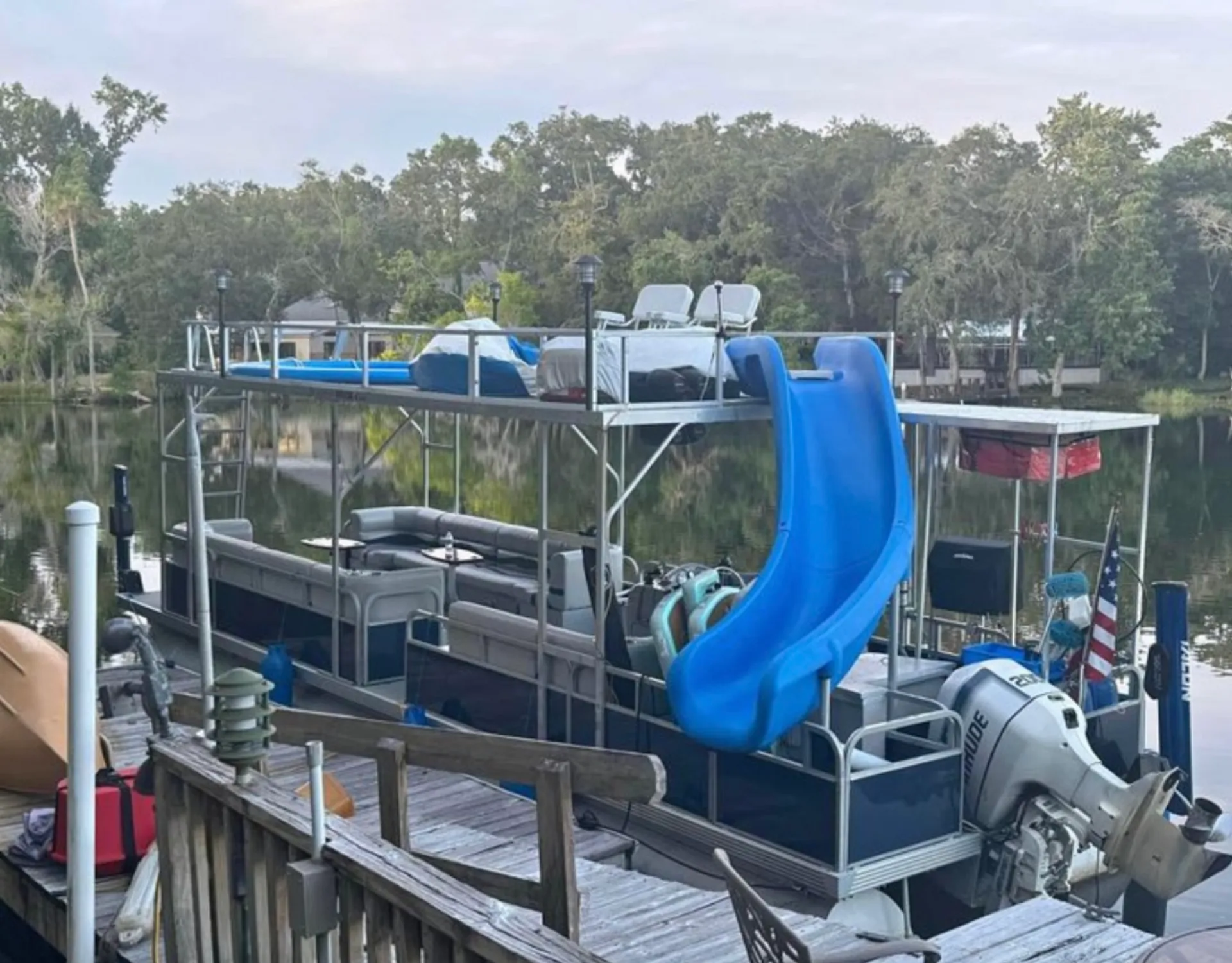 Floating paradise! Rent our 30ft Tritoon 