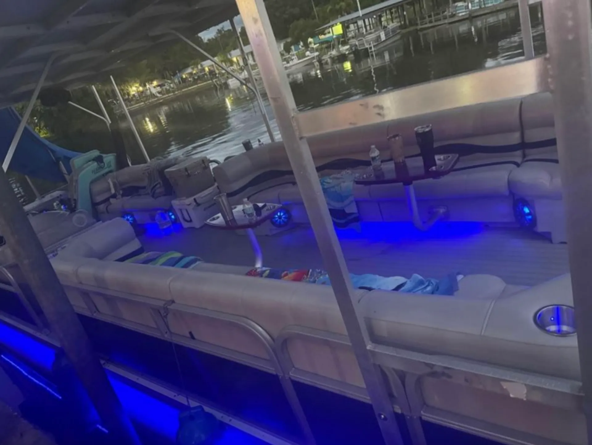 Floating paradise! Rent our 30ft Tritoon 
