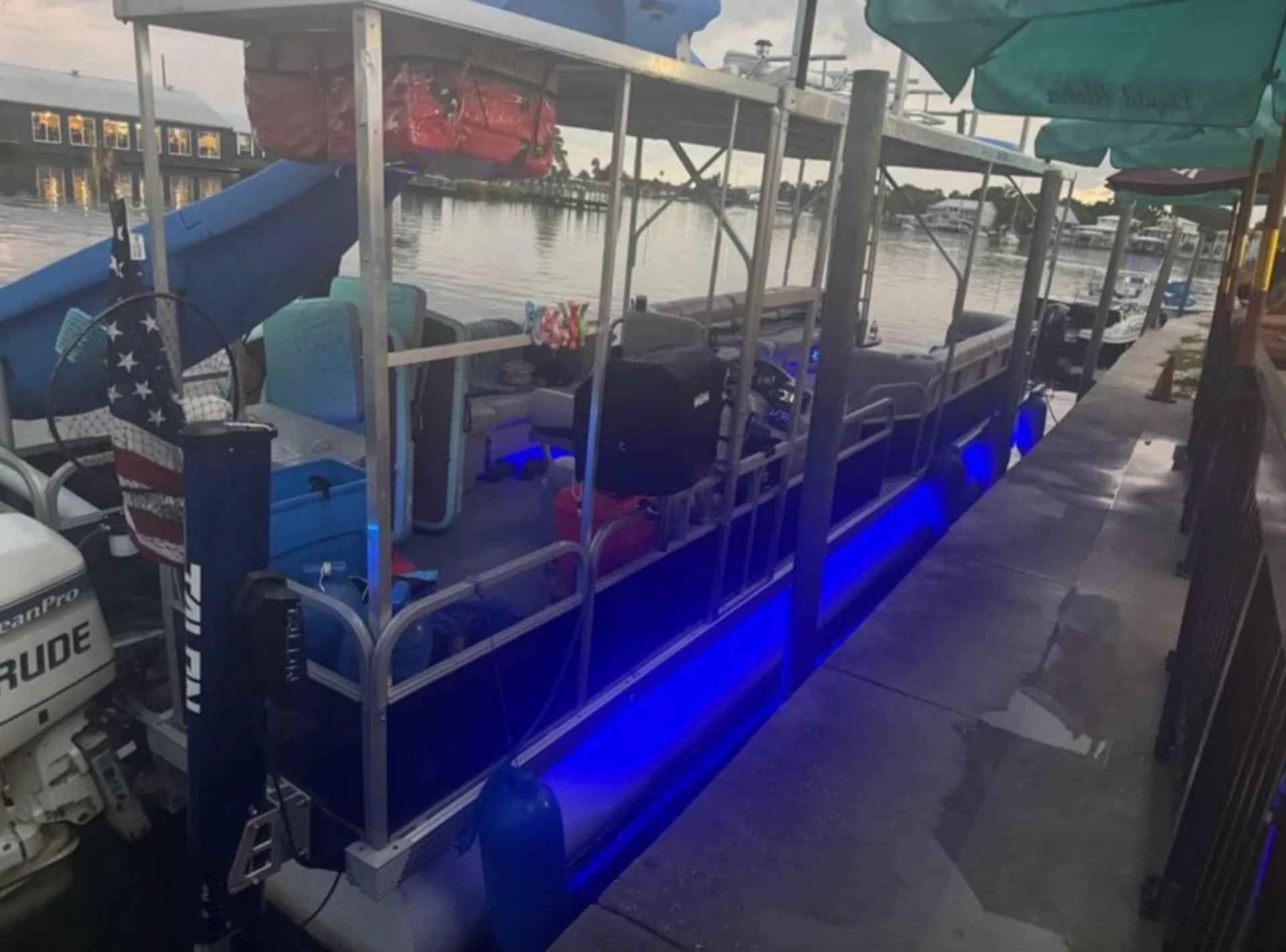 Floating paradise! Rent our 30ft Tritoon 