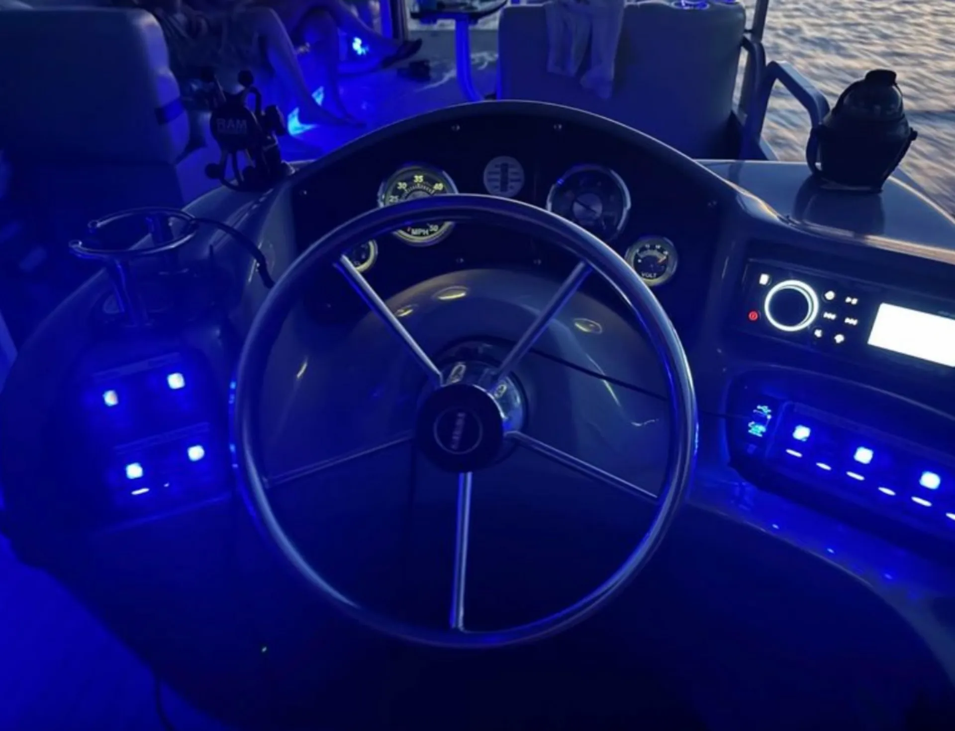 Floating paradise! Rent our 30ft Tritoon 