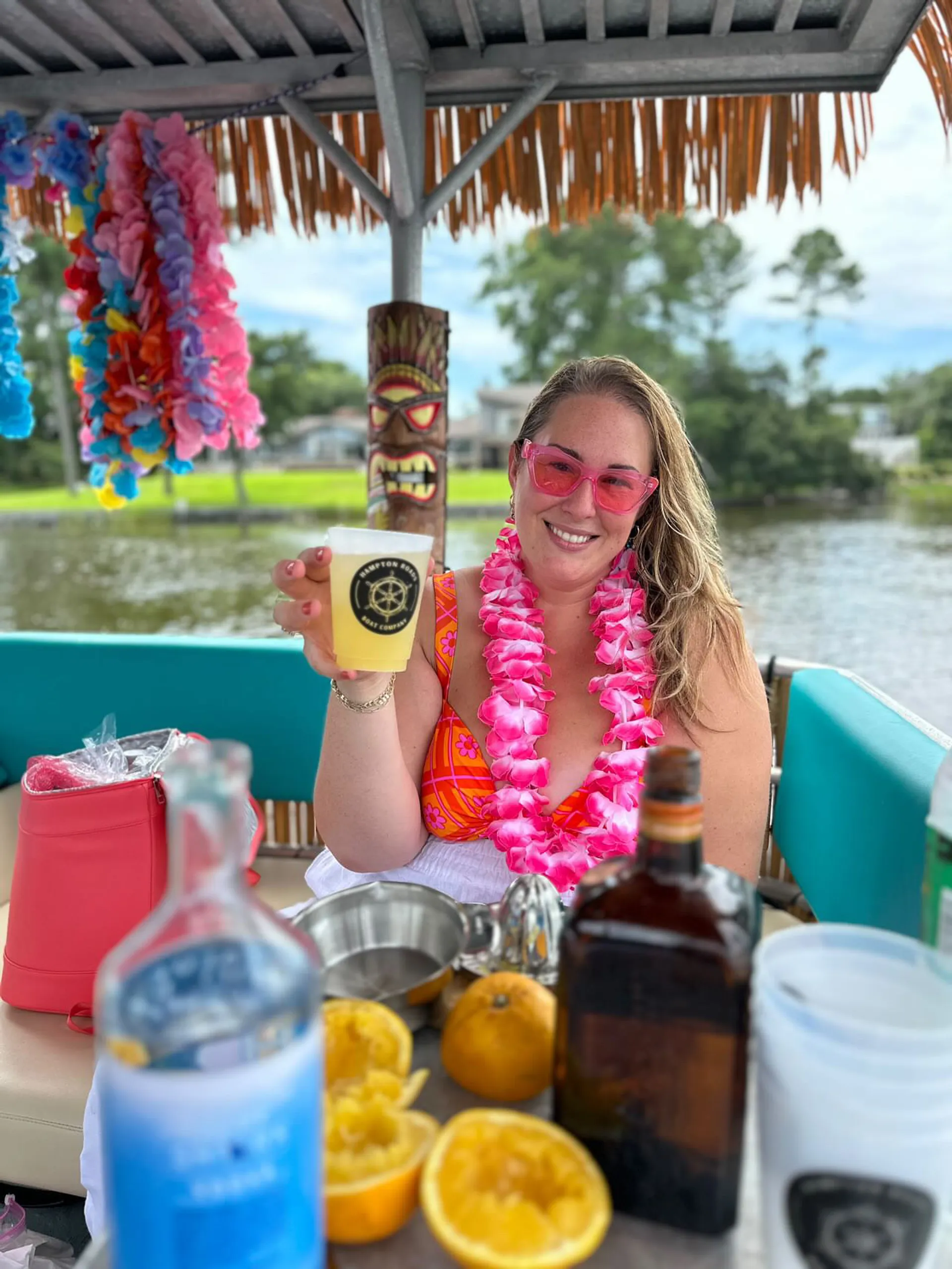 Comfortable Tiki boat!! FREE gas! BYOB 🎊🎉 1-6 passengers 