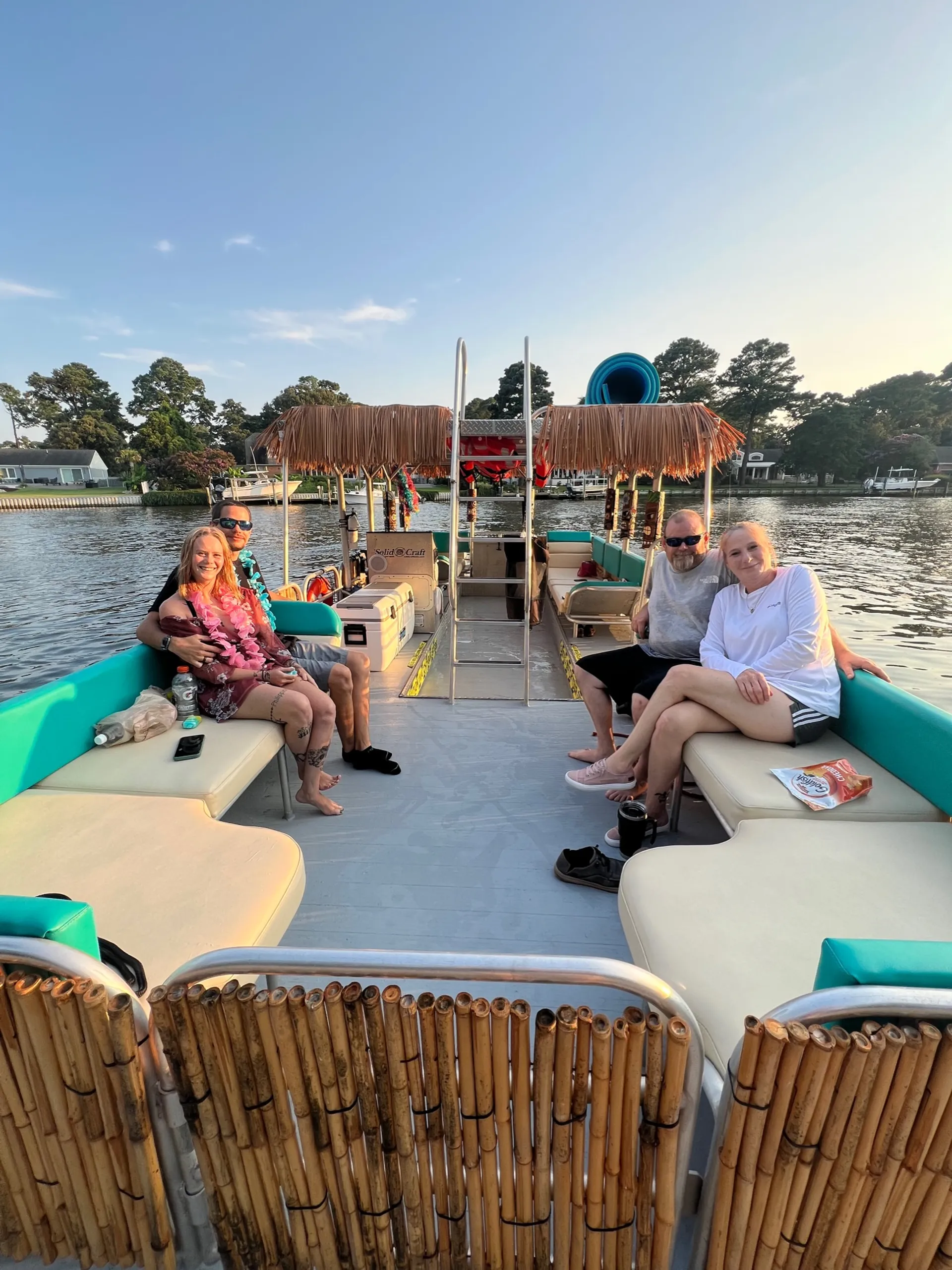 Comfortable Tiki boat!! FREE gas! BYOB 🎊🎉 1-6 passengers 