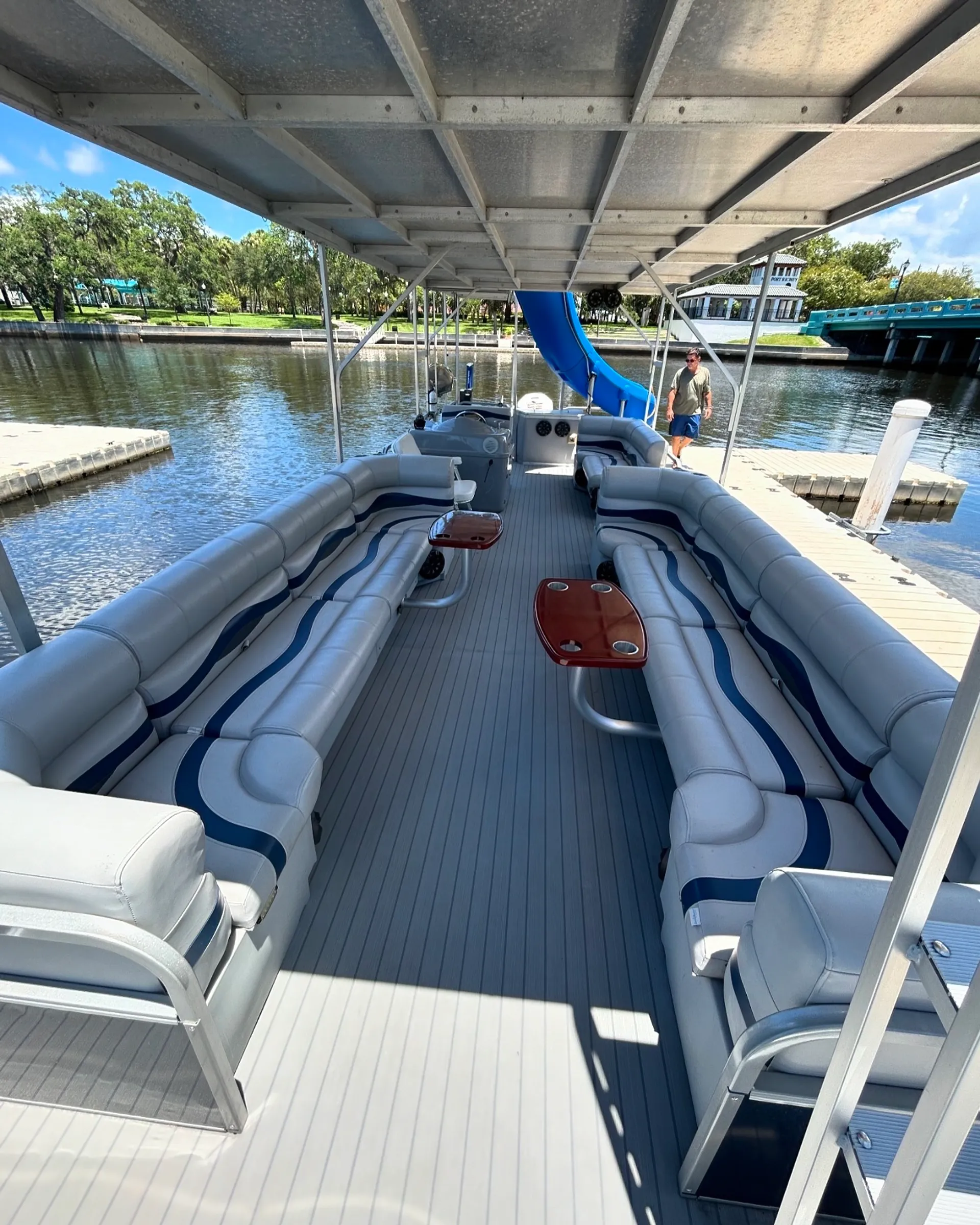 Floating paradise! Rent our 30ft Tritoon 