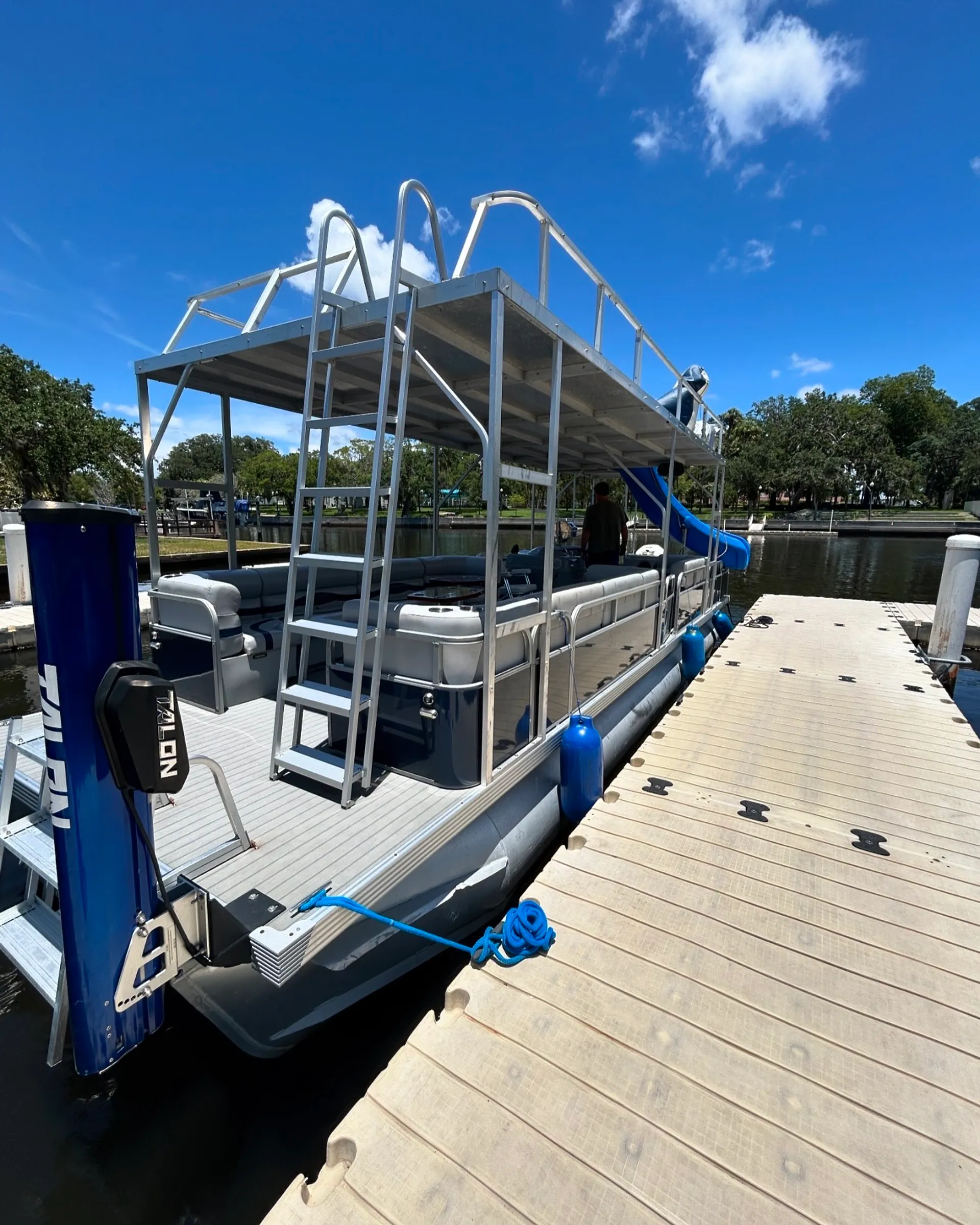 Floating paradise! Rent our 30ft Tritoon 