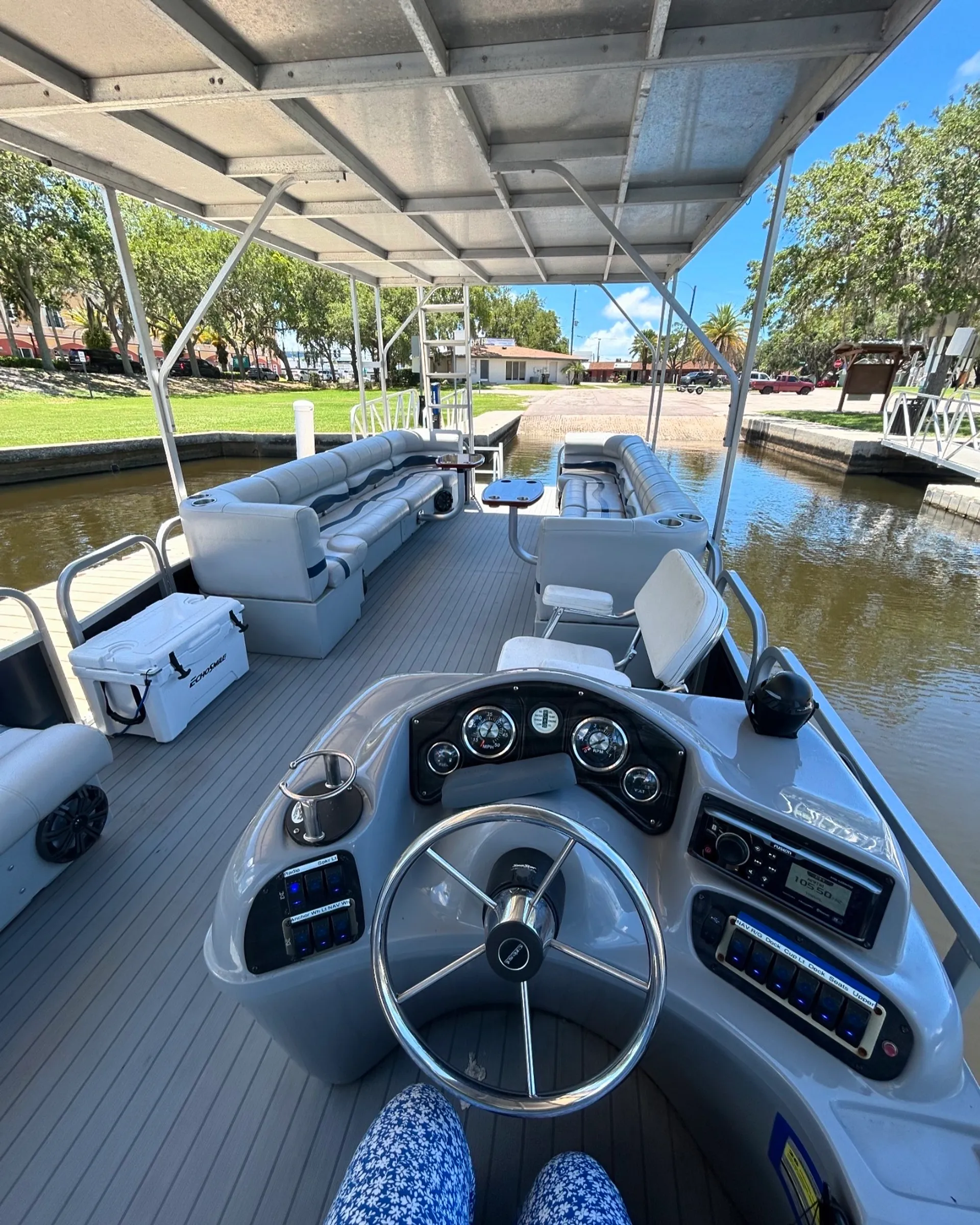 Floating paradise! Rent our 30ft Tritoon 