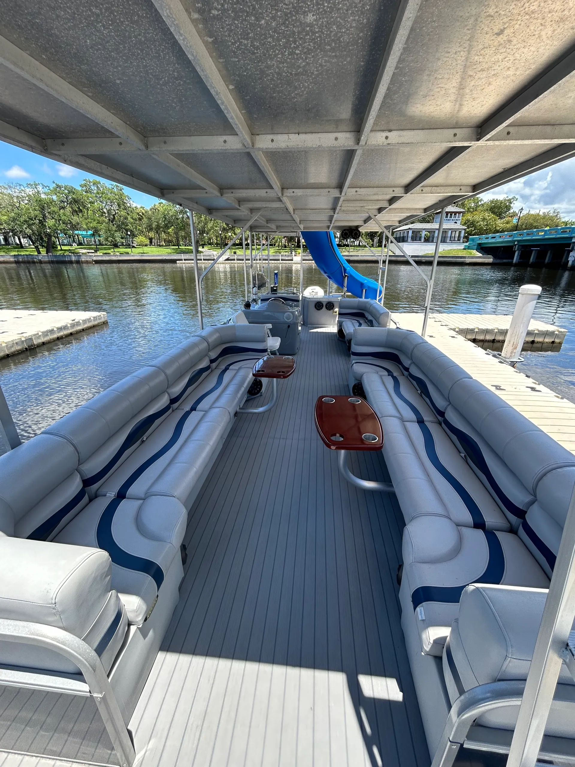Floating paradise! Rent our 30ft Tritoon 