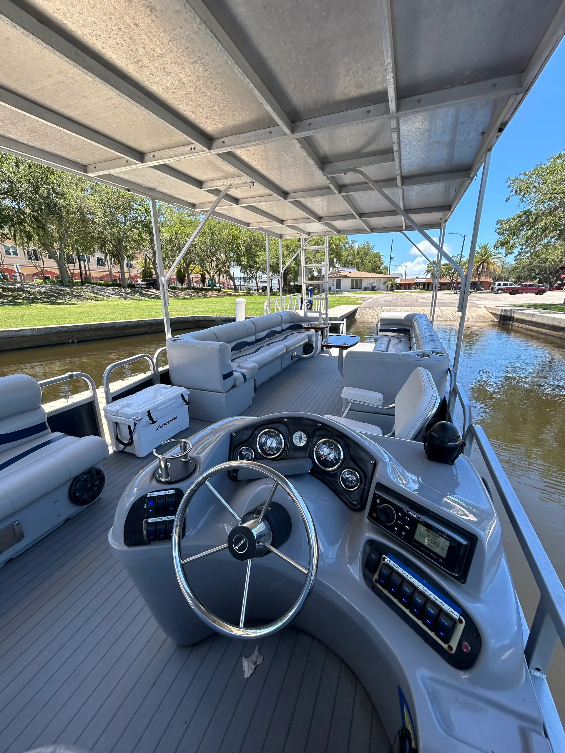 Floating paradise! Rent our 30ft Tritoon 