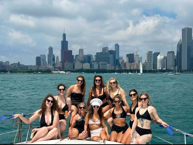 Rent a Sea Ray Boats cruiser in Chicago, IL near me