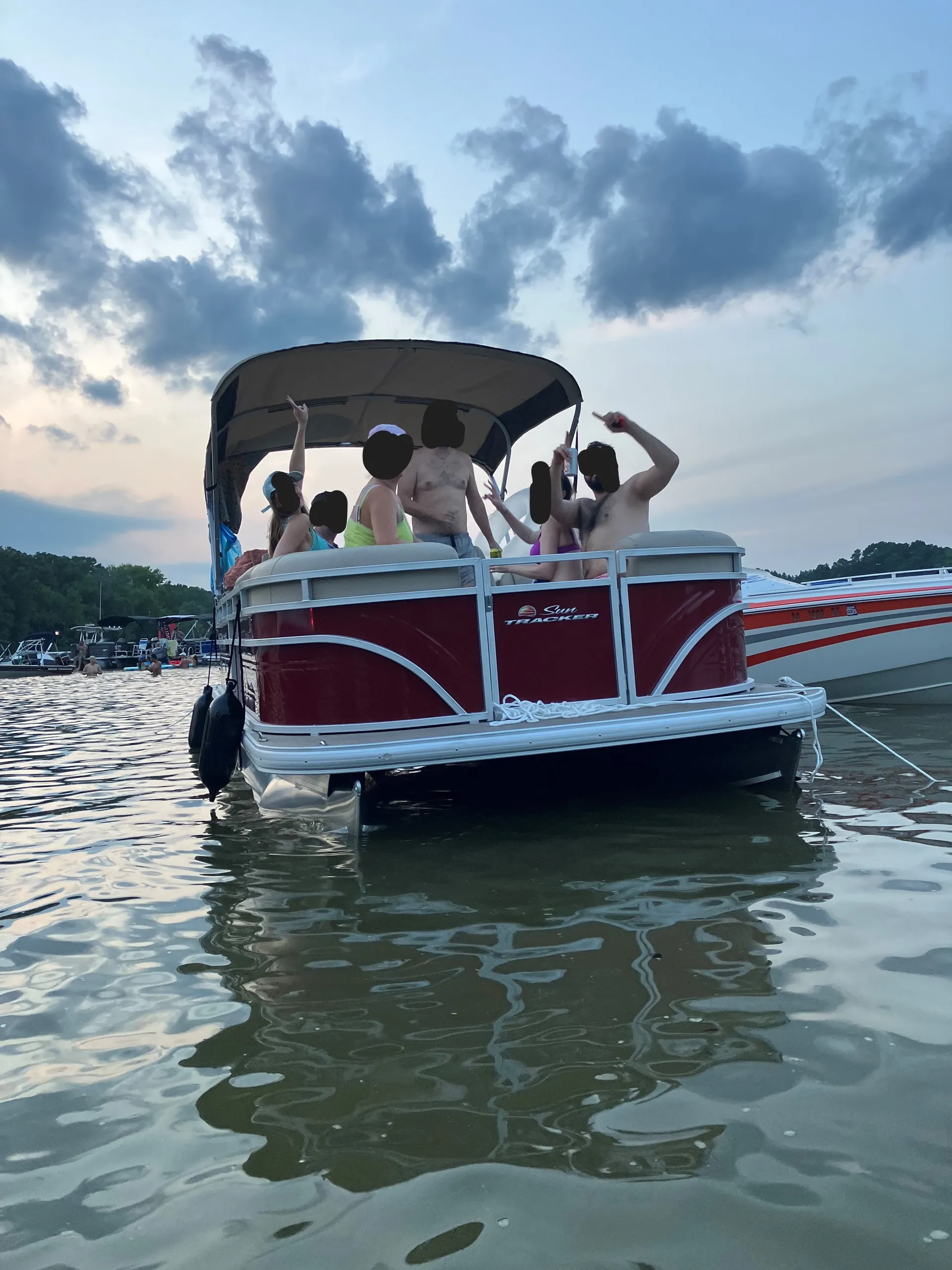 24' pontoon 150hp holds 11 ppl