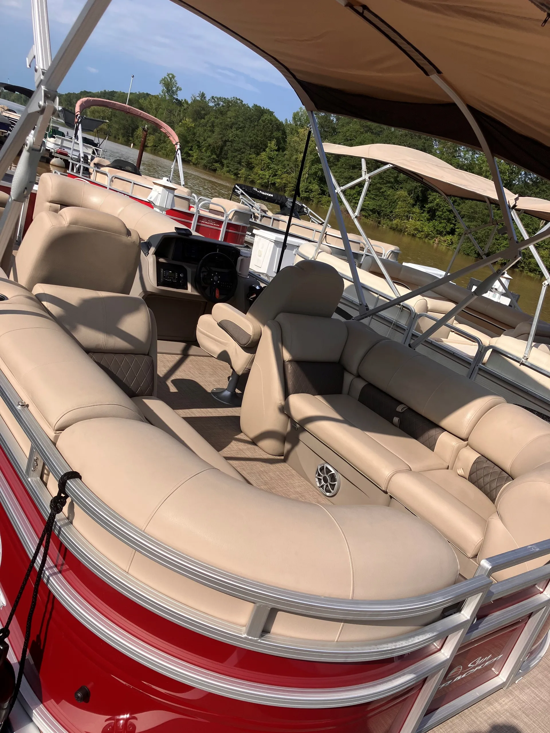 24' pontoon 150hp holds 11 ppl