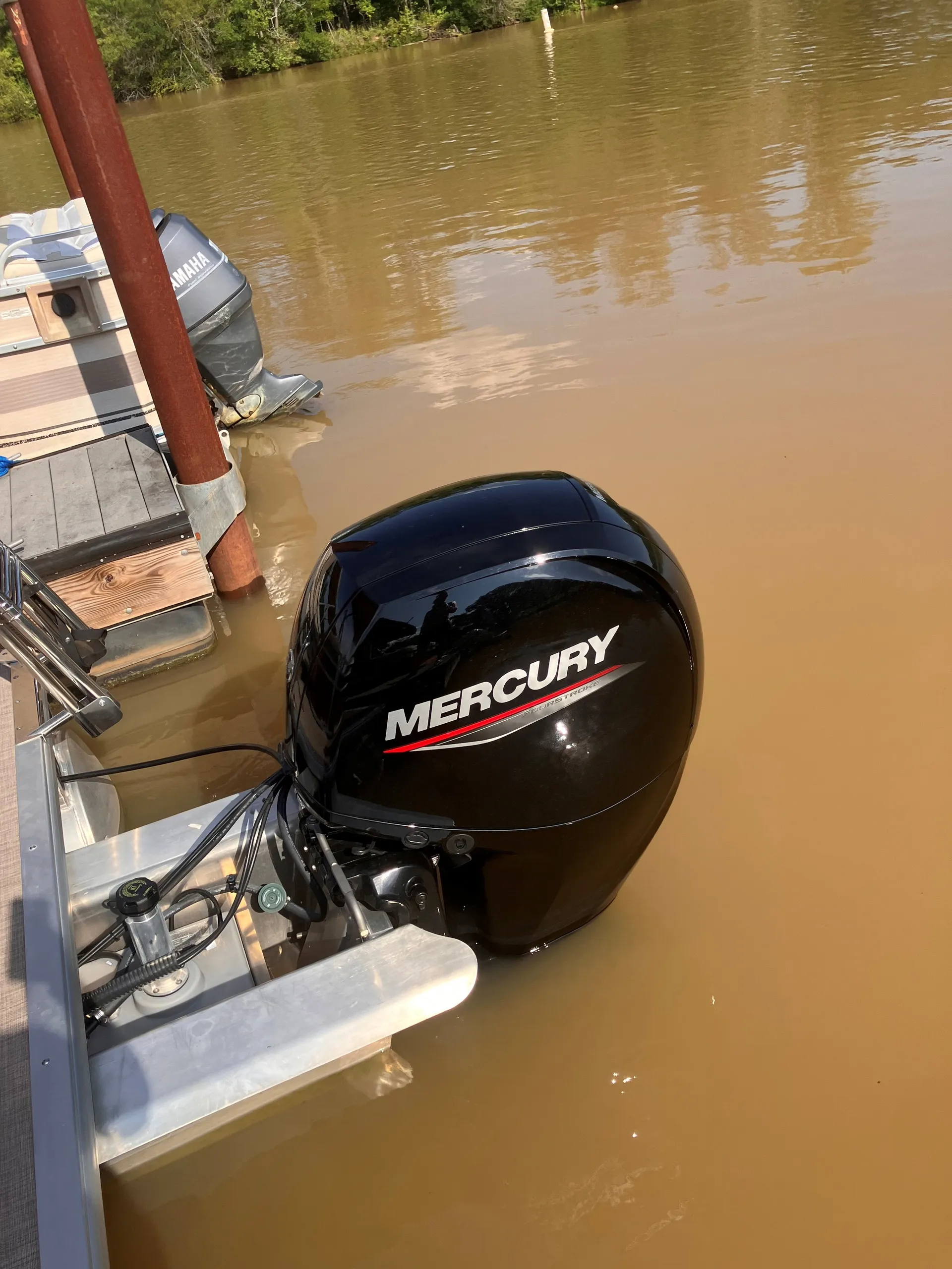 24' pontoon 150hp holds 11 ppl