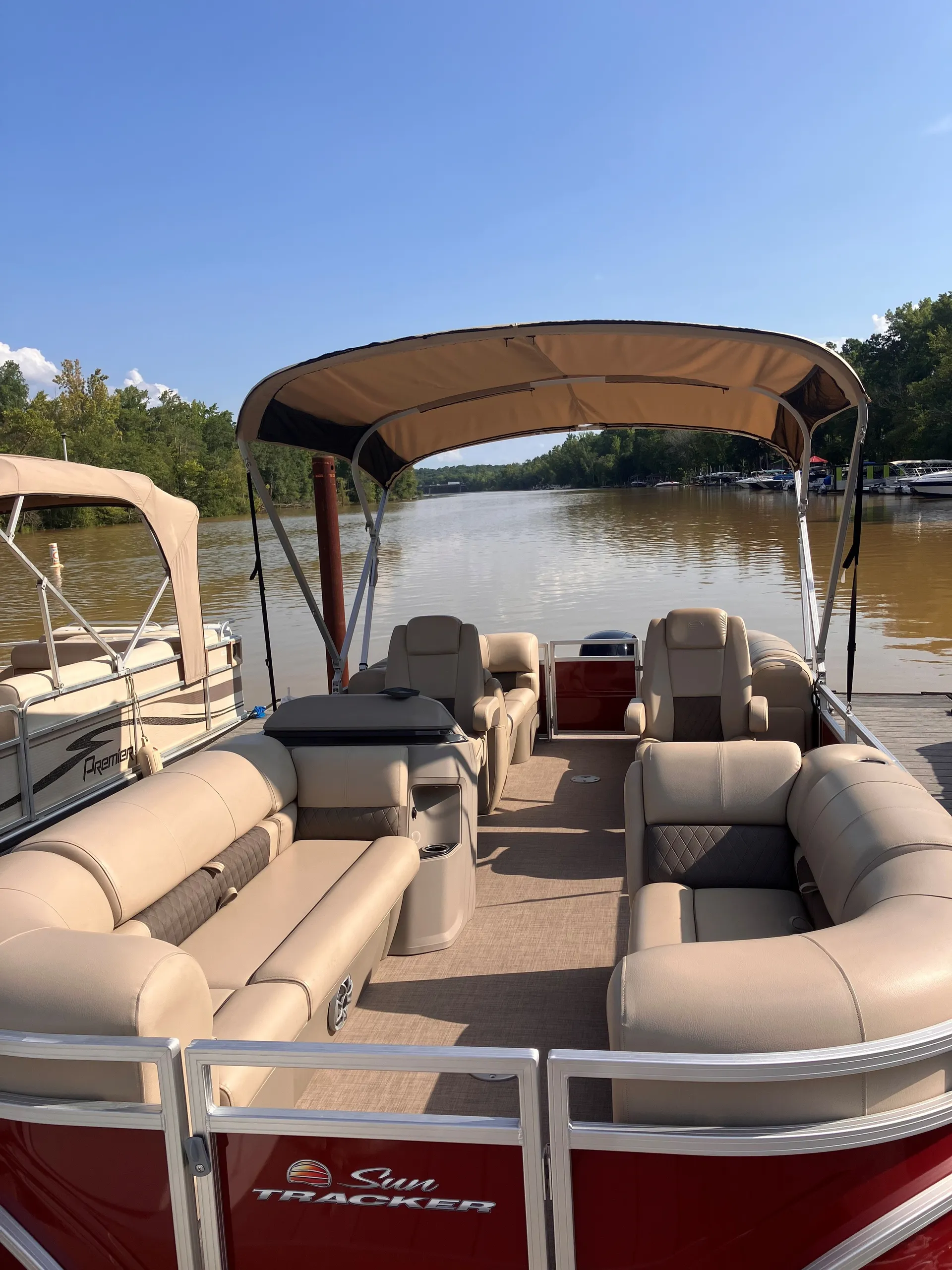 24' pontoon 150hp holds 11 ppl