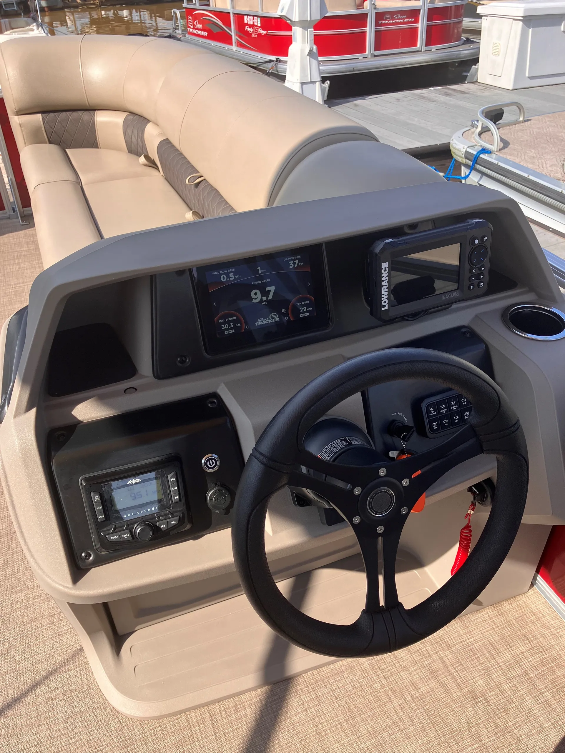 24' pontoon 150hp holds 11 ppl