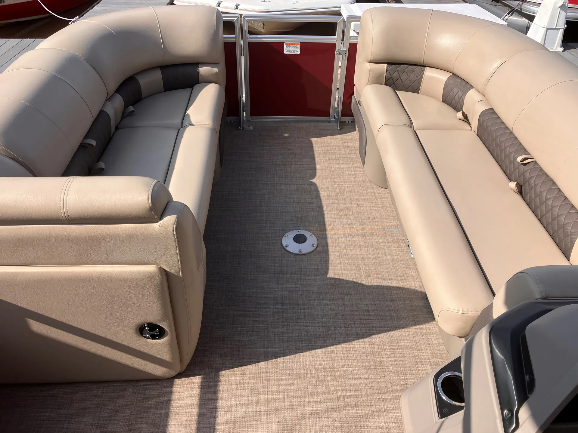 24' pontoon 150hp holds 11 ppl