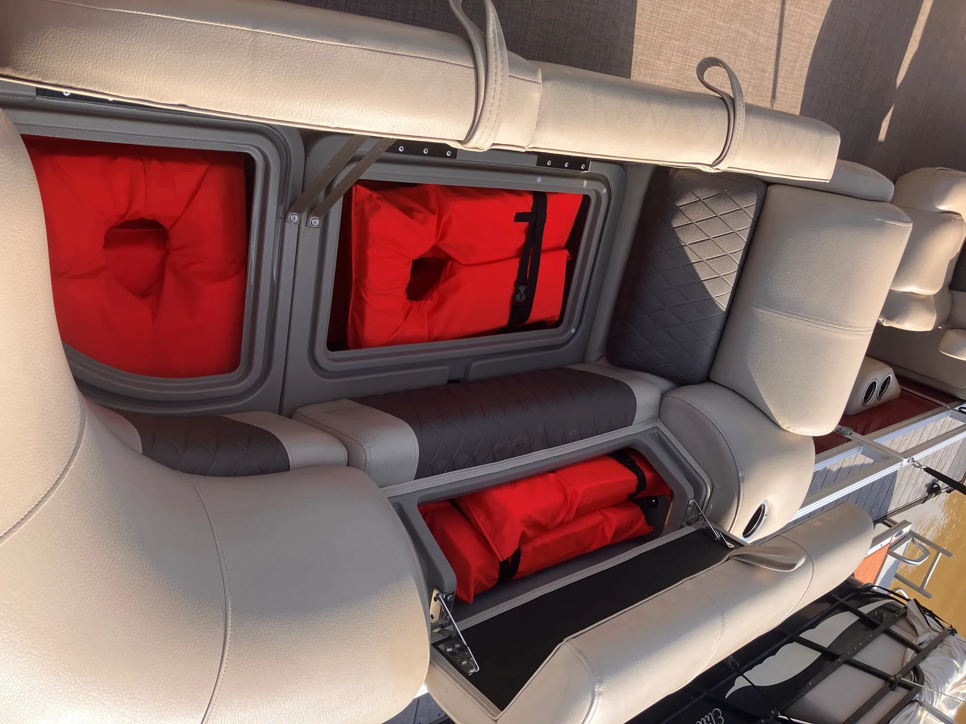 24' pontoon 150hp holds 11 ppl