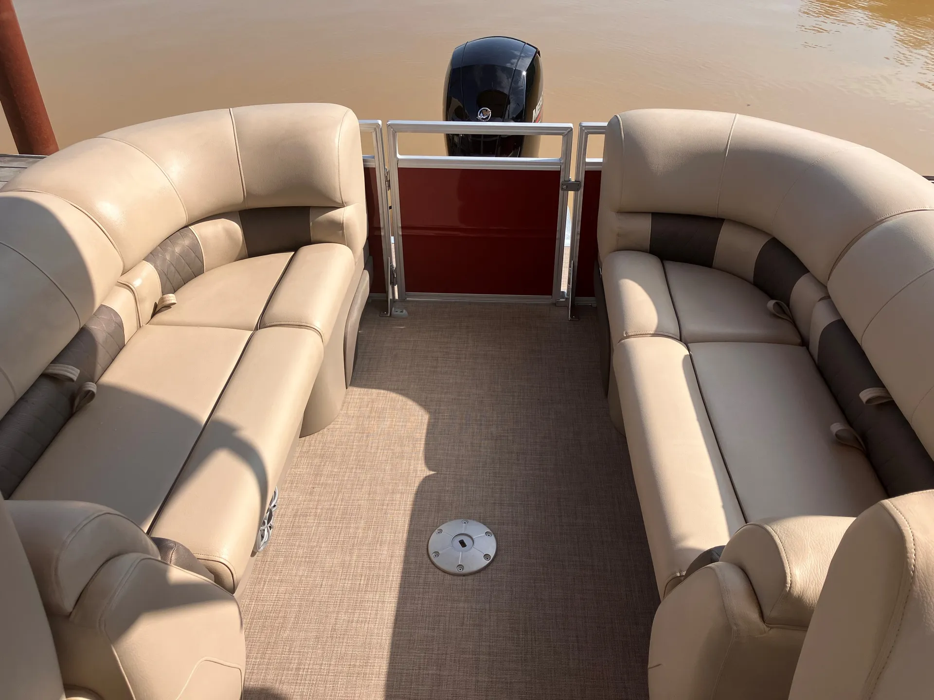 24' pontoon 150hp holds 11 ppl