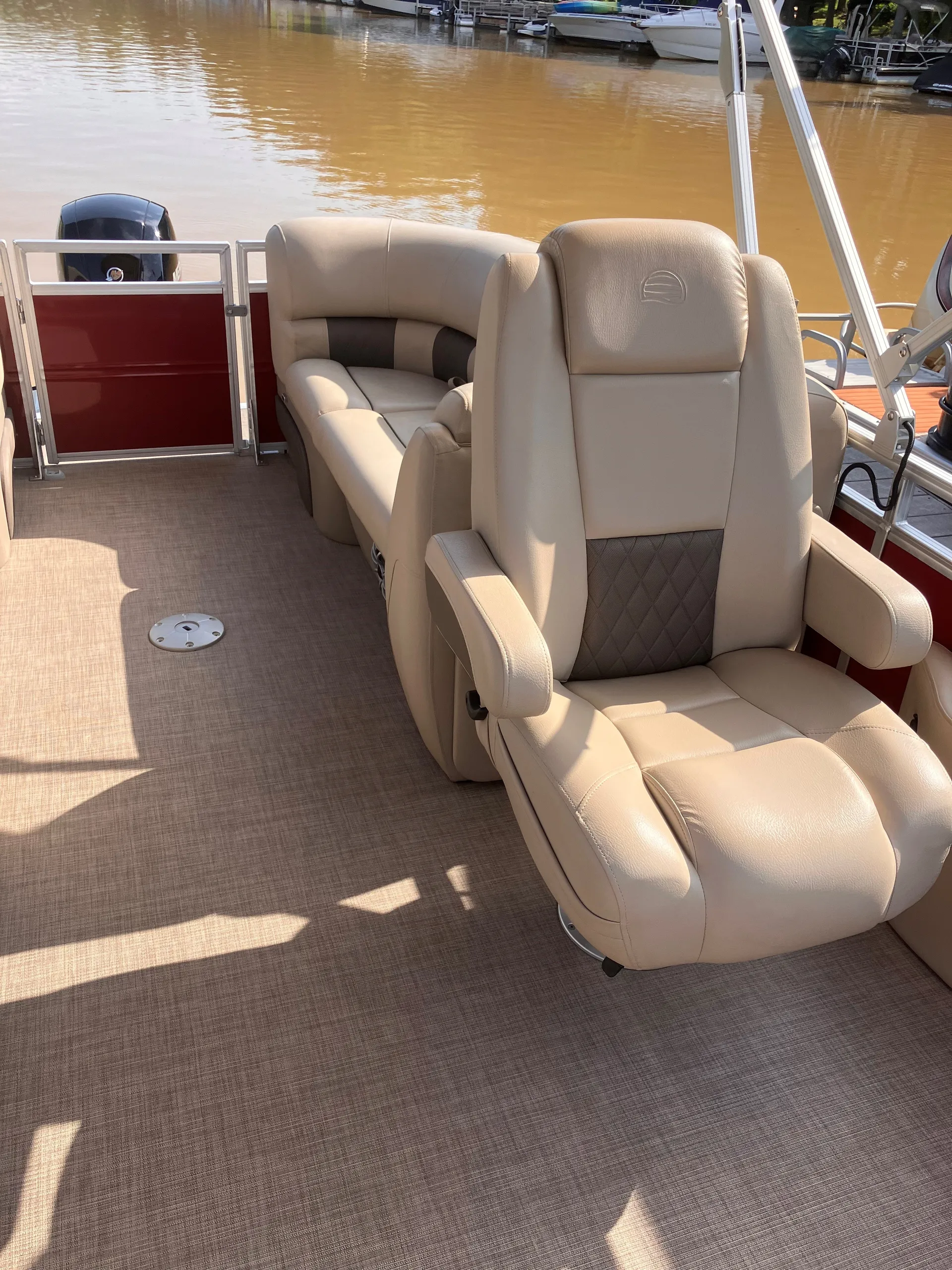 24' pontoon 150hp holds 11 ppl