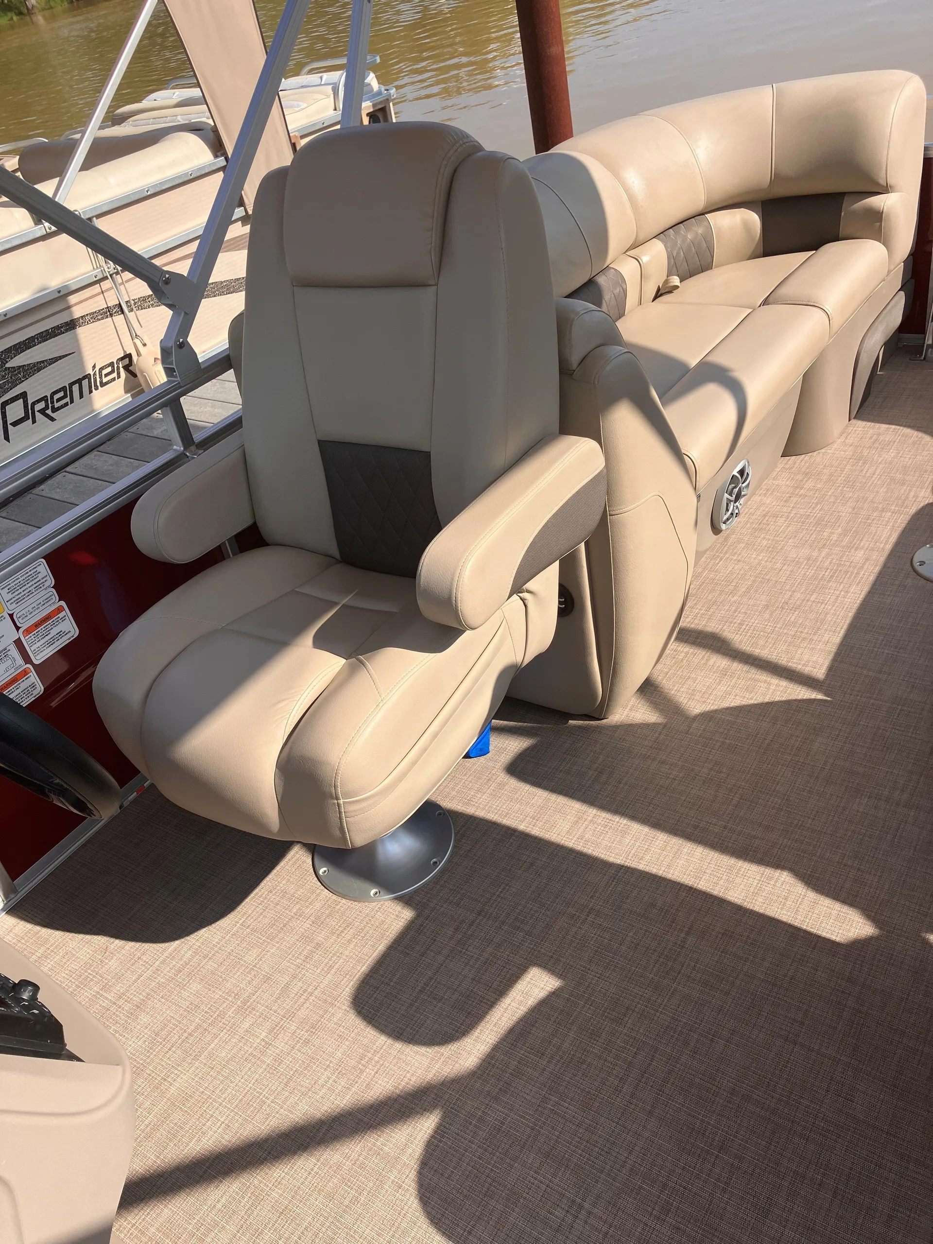 24' pontoon 150hp holds 11 ppl