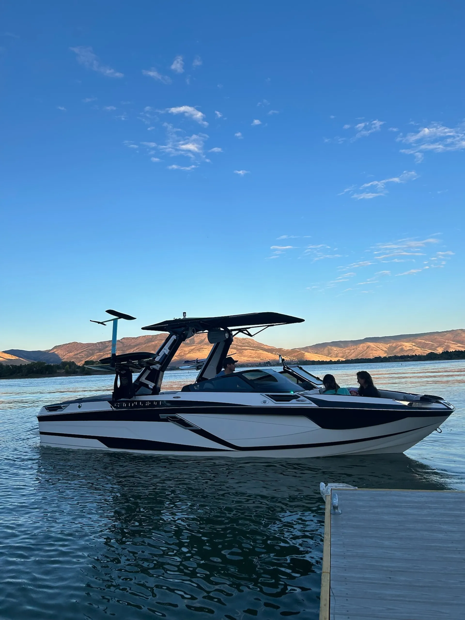 2023 Centurion Ri245 - Luxury Wake Surf Boat