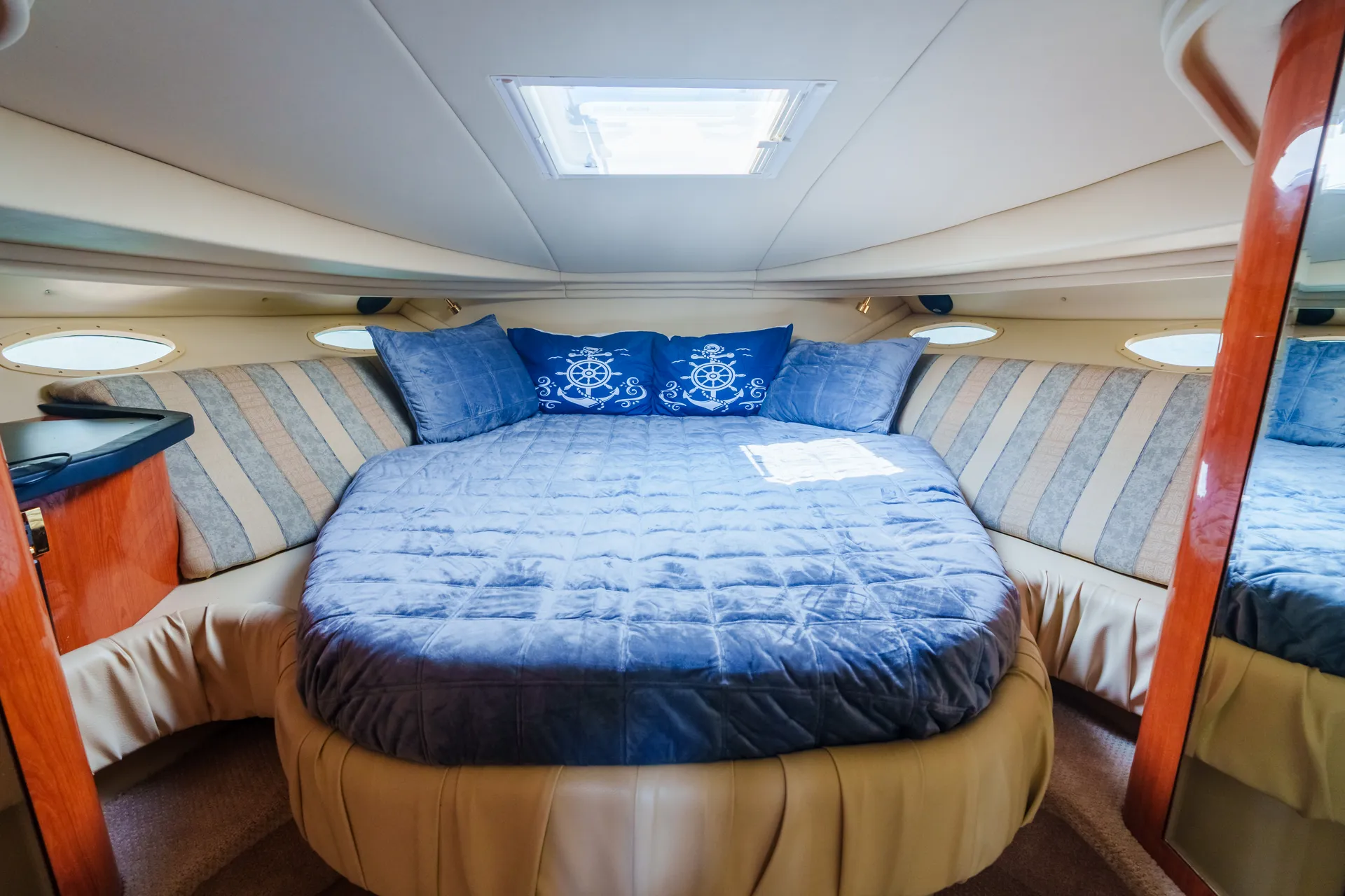 Diversey Harbor Premium 46' Yacht| Great for Birthdays (Fuel Included)