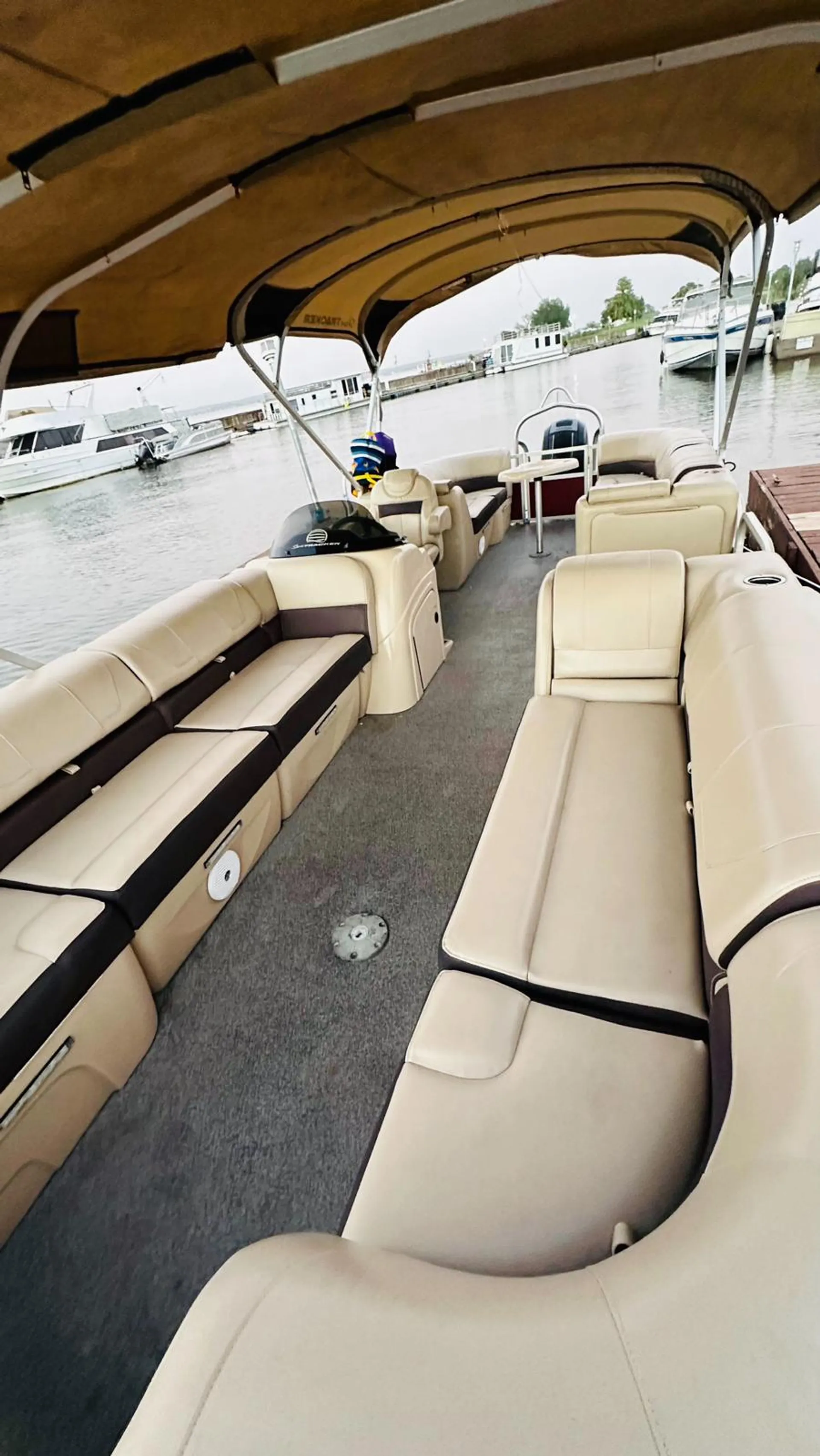 24ft Suntracker Party boat for rent/ Rental de bote FREE TUBE &amp; WATER 