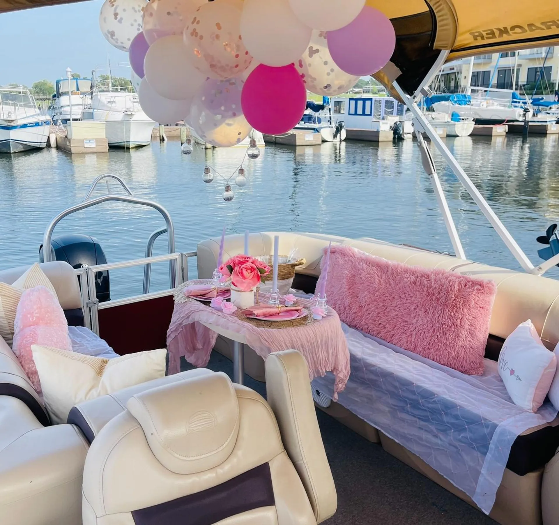 24ft Suntracker Party boat for rent/ Rental de bote FREE TUBE &amp; WATER 