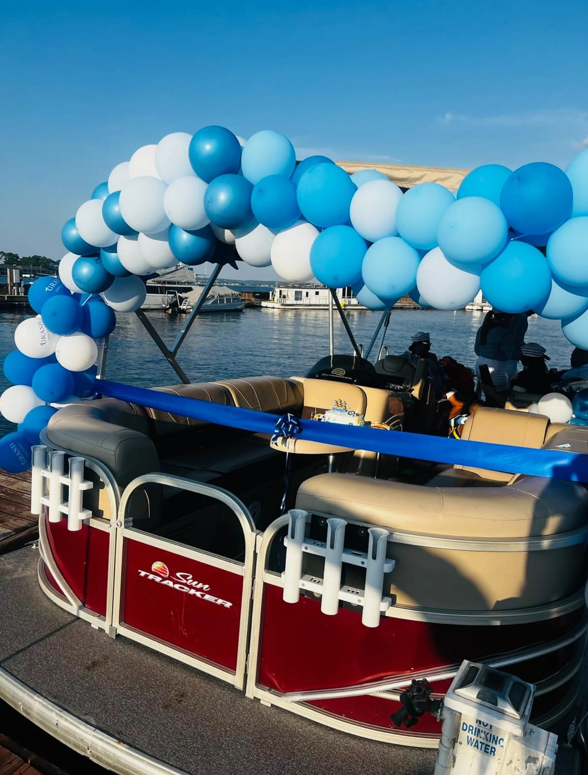 24ft Suntracker Party boat for rent/ Rental de bote FREE TUBE &amp; WATER 