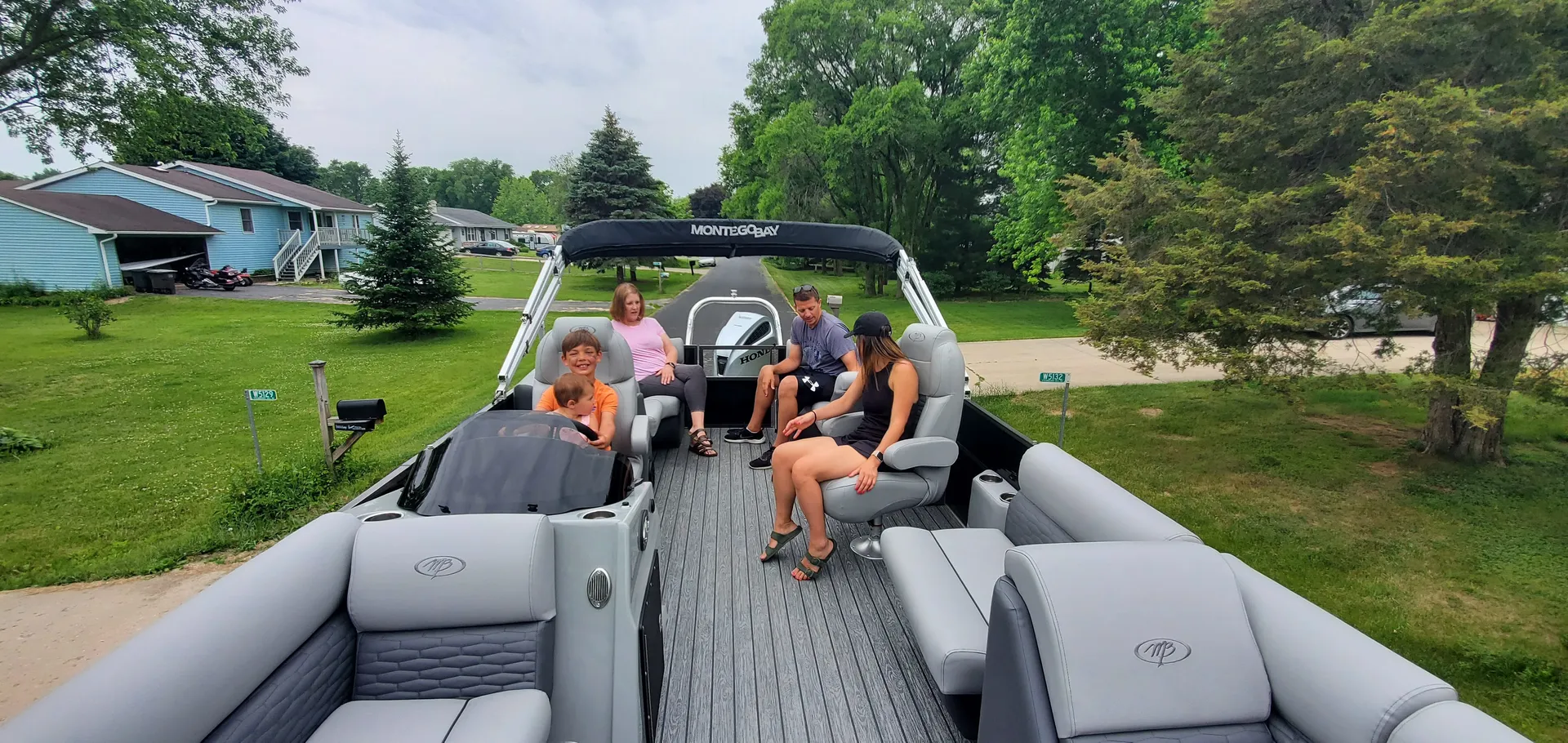 2023 24ft Pontoon Boat – Adventure & Relaxation on the Water!