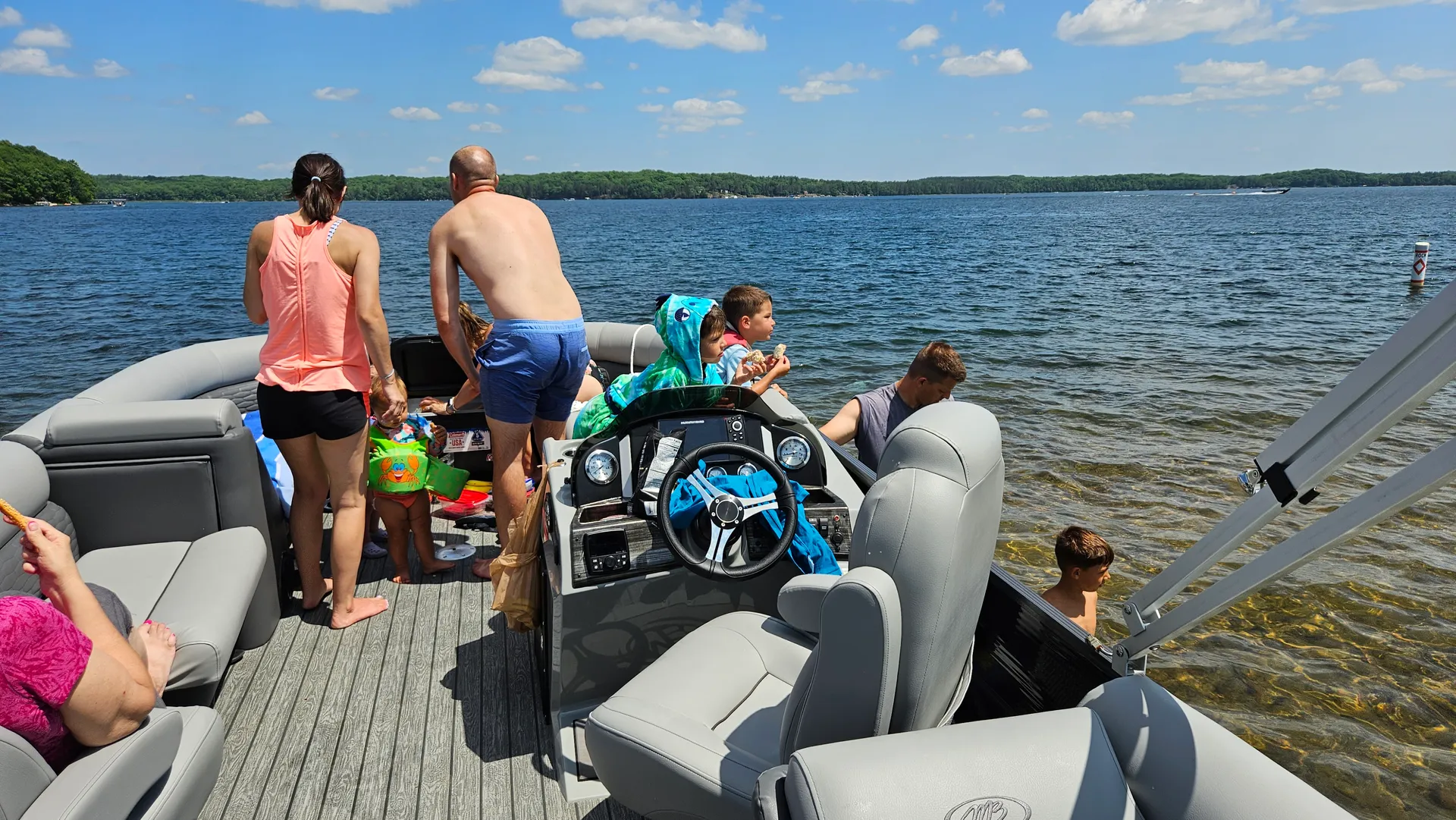 2023 24ft Pontoon Boat – Adventure & Relaxation on the Water!