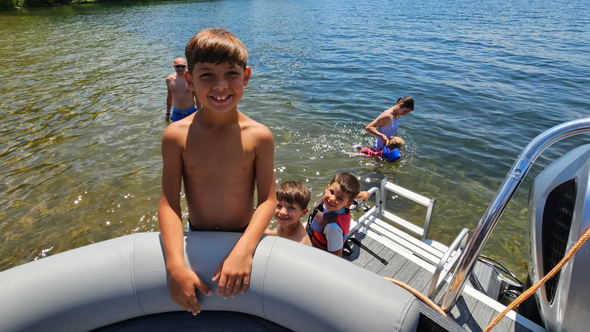 2023 24ft Pontoon Boat – Adventure & Relaxation on the Water!