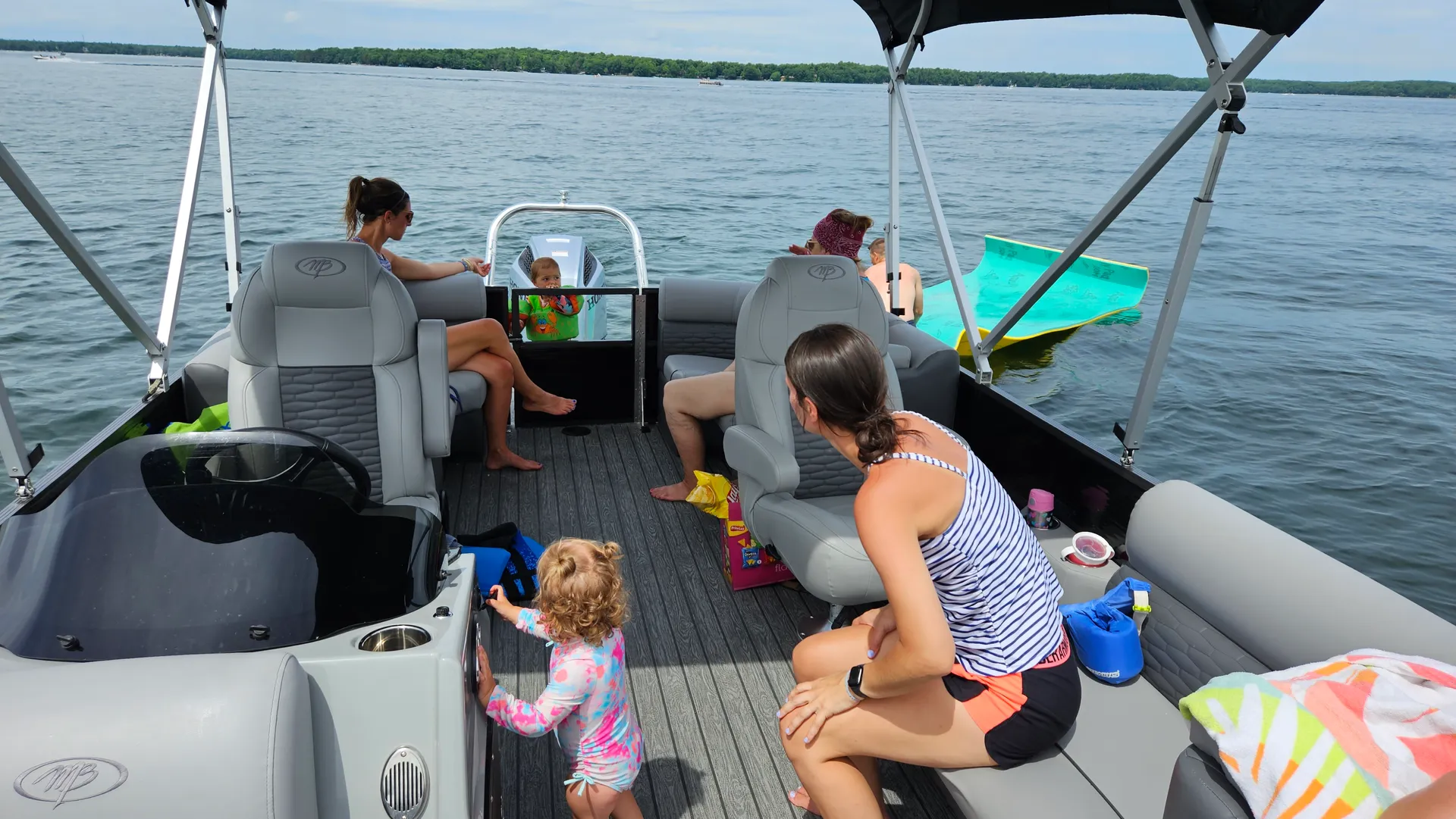 2023 24ft Pontoon Boat – Adventure & Relaxation on the Water!