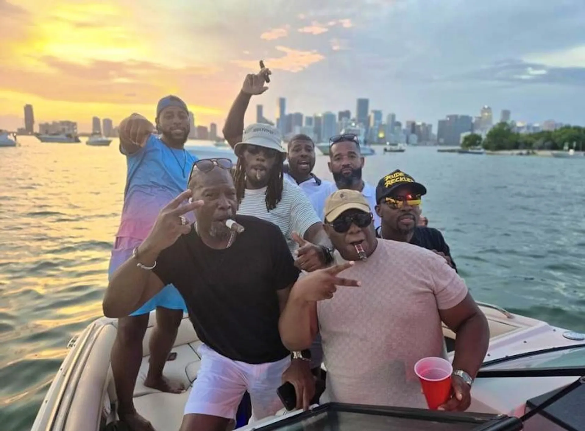 AMUSING PARTY ON 30’ SUNDECK!! FREE HOUR PROMOTION!! NO HIDDEN FEES!!