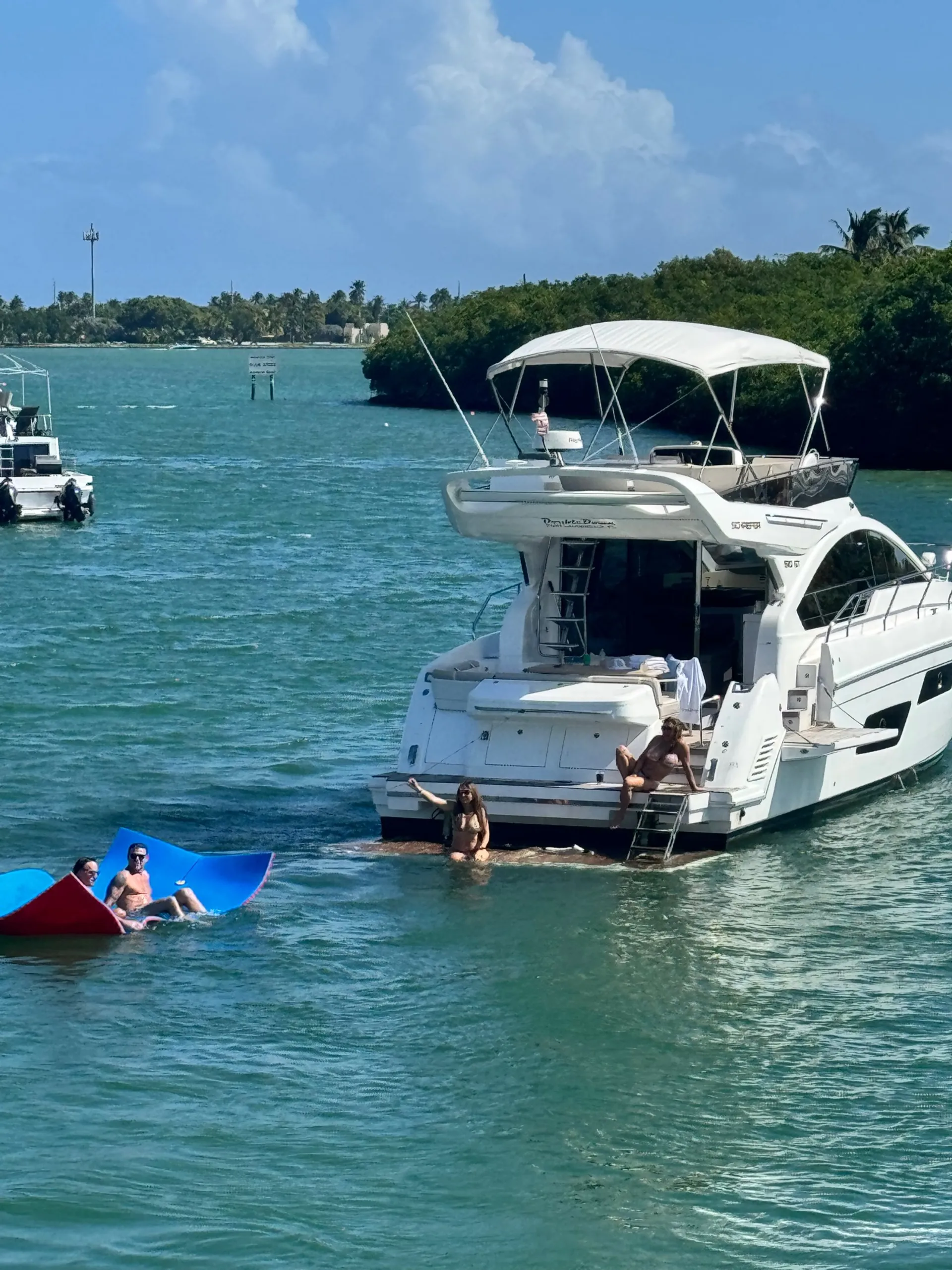 1 HOUR FREE - New 52' Schaefer Pininfarina Flybridge Yacht