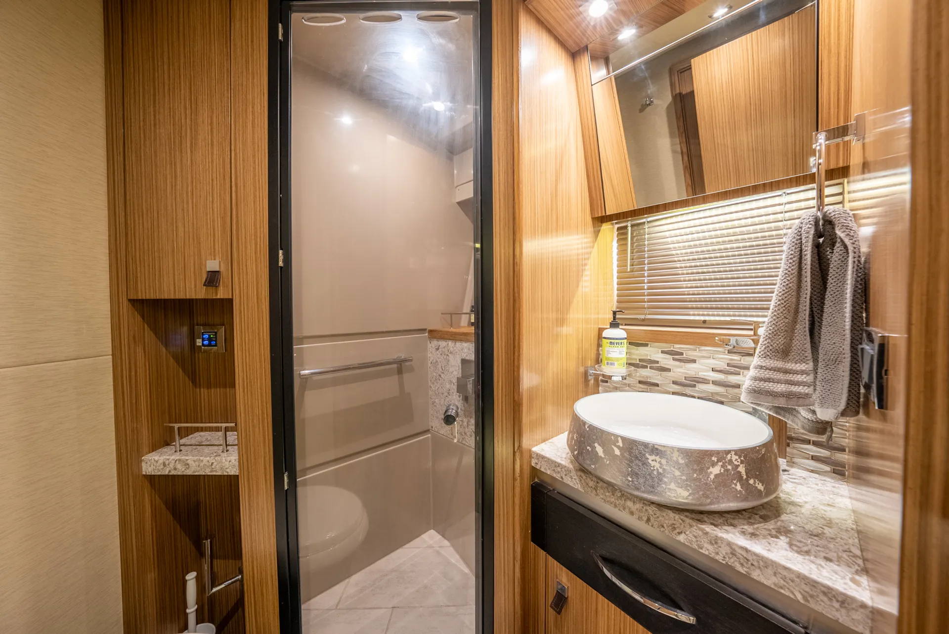 62ft Searay Flybridge Motoryacht, Serving NYC,CT, LI,HAMPTONS