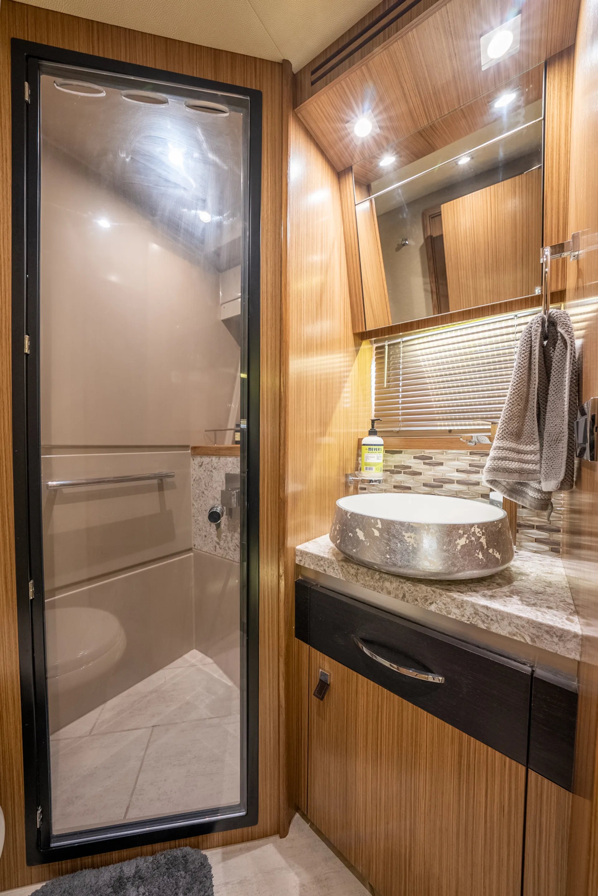 62ft Searay Flybridge Motoryacht, Serving NYC,CT, LI,HAMPTONS