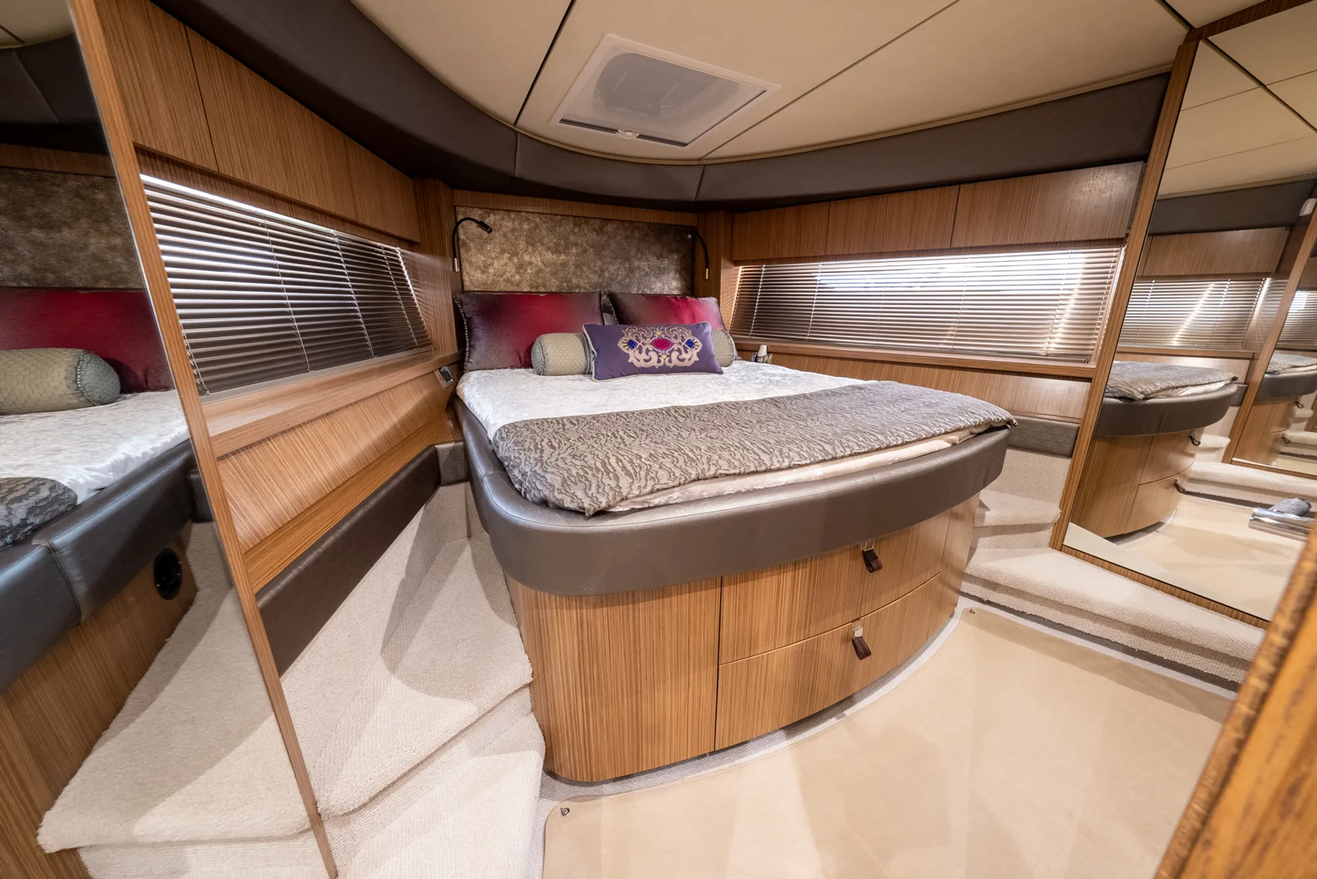 62ft Searay Flybridge Motoryacht, Serving NYC,CT, LI,HAMPTONS